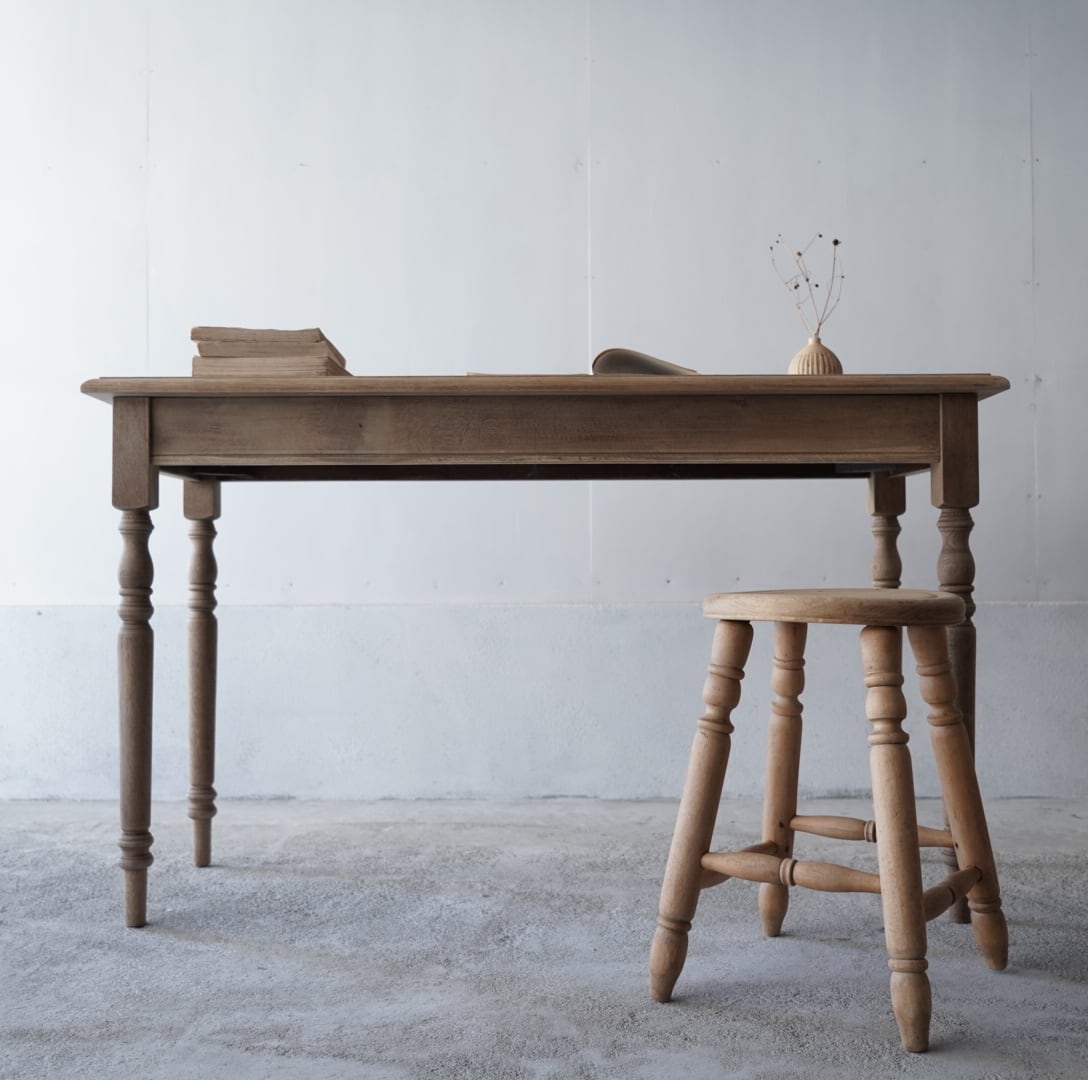 ろくろ脚のテーブル