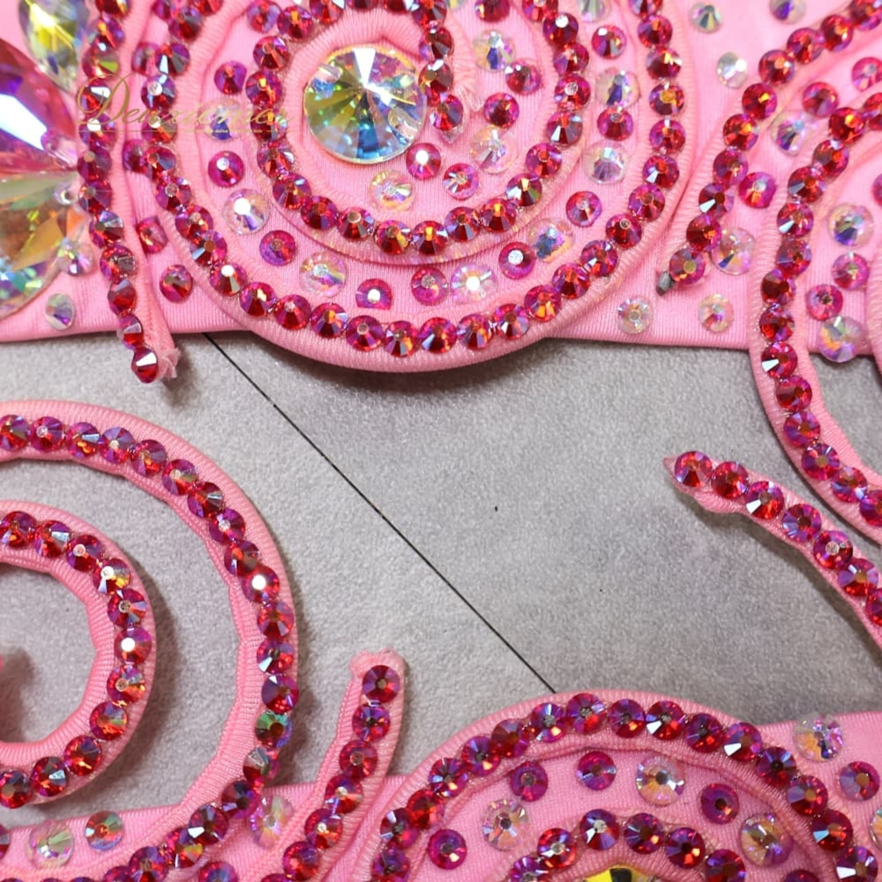 ベリーダンス オリエンタル 衣装 上下セット ピンク系 ポリーナ POLINA トップス スカート ベルト ラインストーン 装飾 豪華 明るい かわいい 華やか ダンス衣装 イベント ステージ 鮮やか スリット フリル