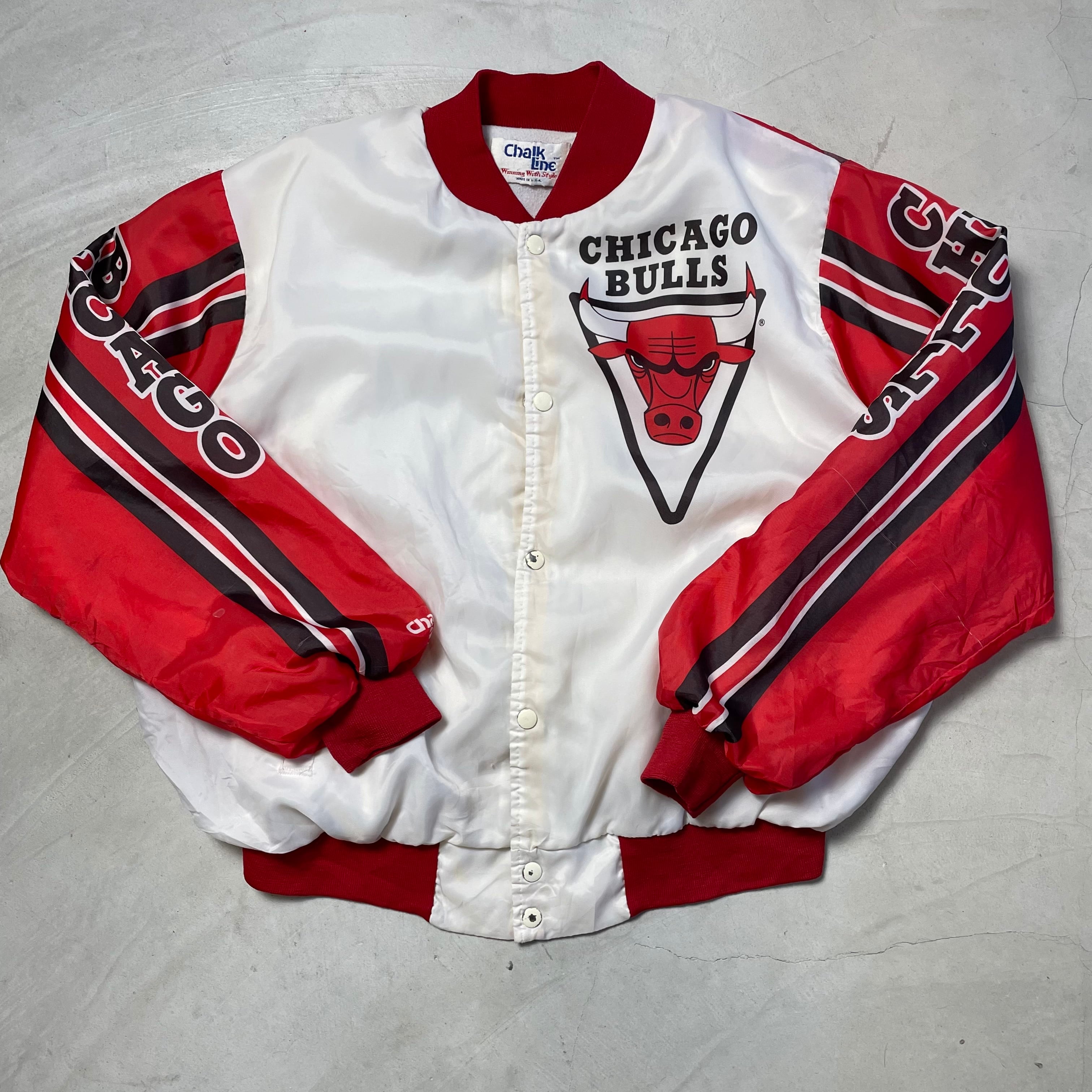 古着 USA製 Chalk Line製 NBA CHICAGO BULLS 古着 総柄 えんじ レッド 赤【ブルゾン】
