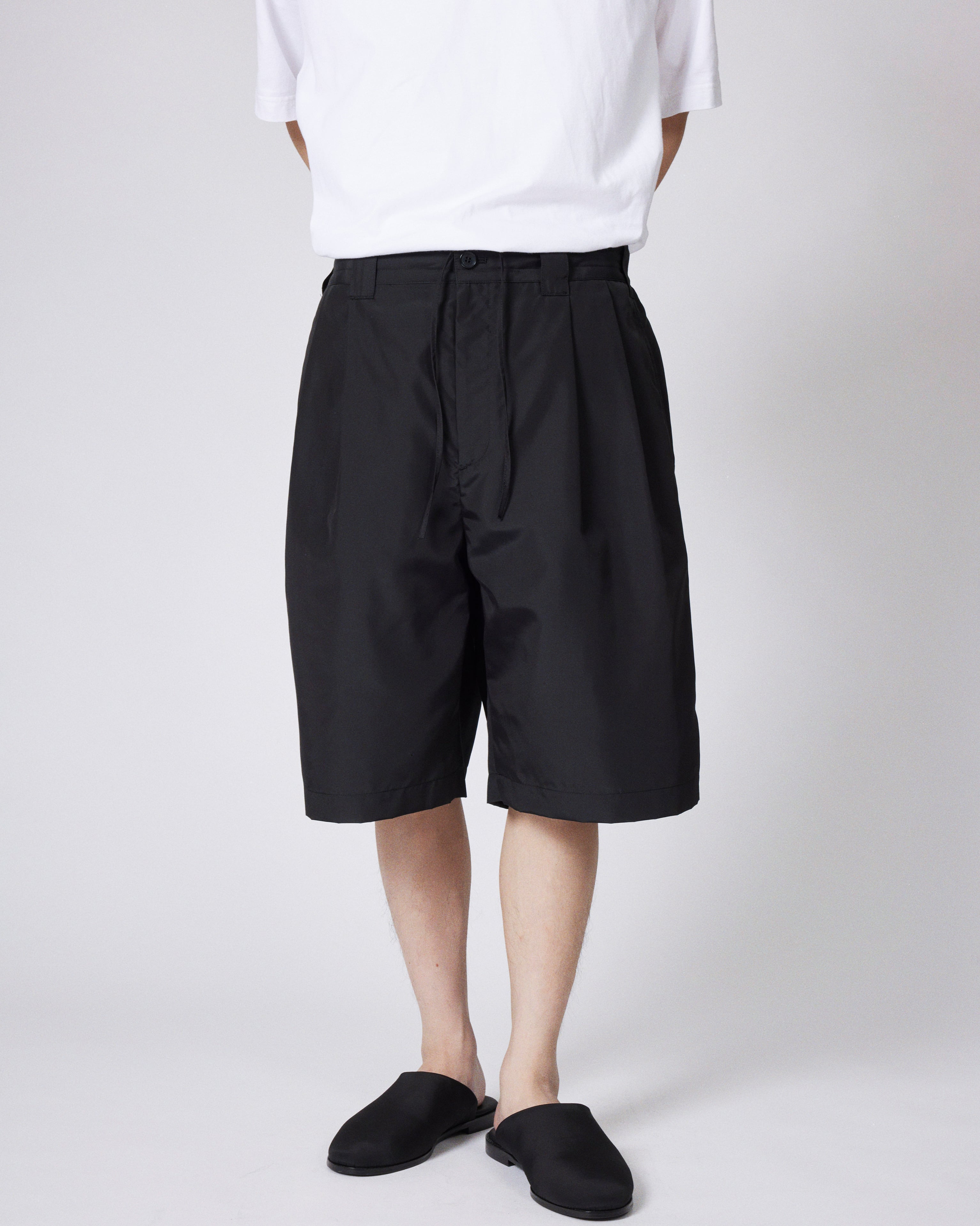 everyone two tuck nylon silk wide short pants (BLACK) | everyone