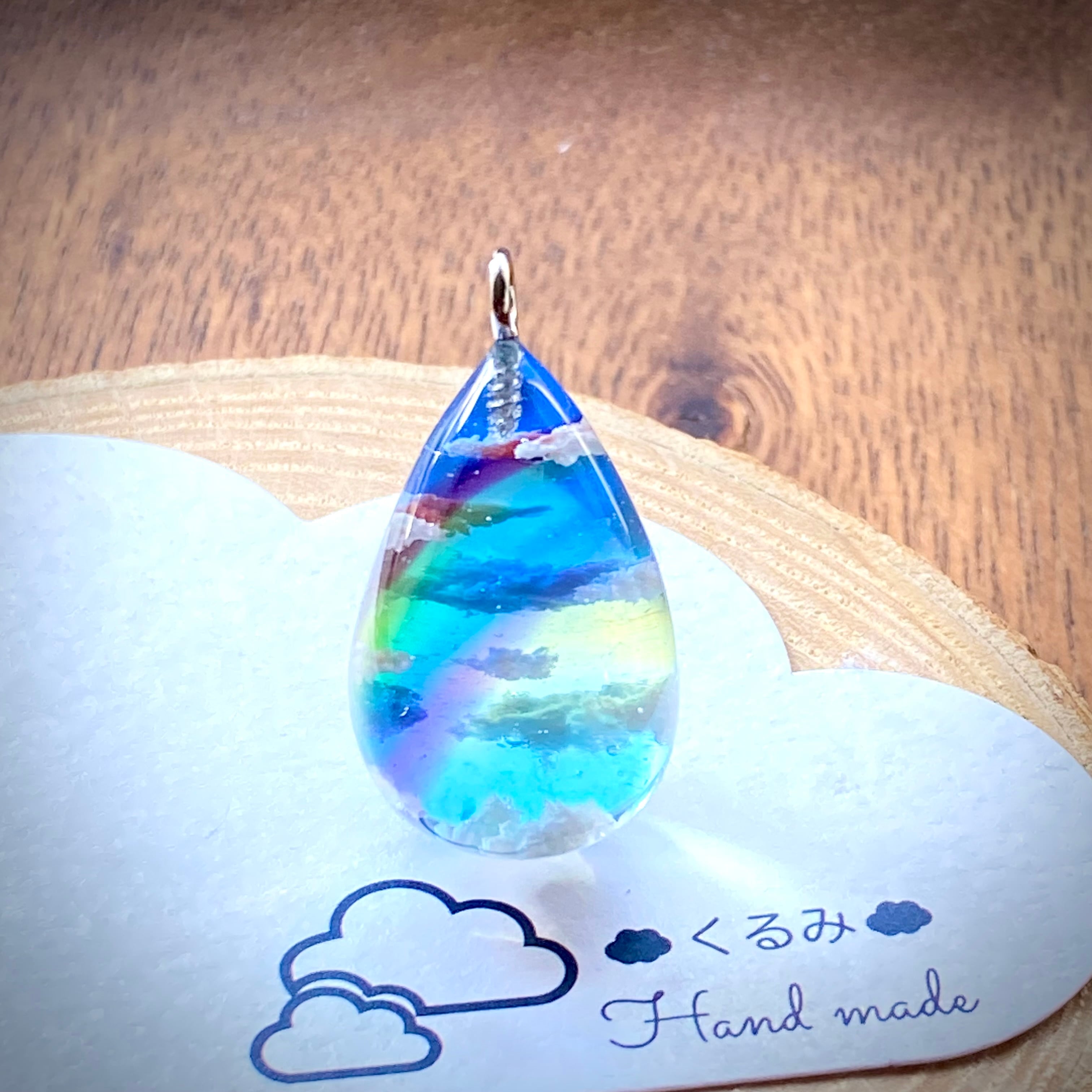 空&雲ペンダント しずく型 青空にかかる虹 26×17mm