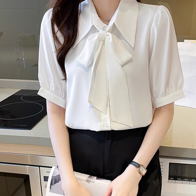 レディース トップス シャツ ブラウス 半袖 パフスリーブ 襟付き リボン 薄手 かわいい 大人可愛い きれいめ シンプル カジュアル 上品 おしゃれ かっこいい レトロ こなれ感 ガーリー ルーズ 個性的 クール モード系 エレガント モダン 主役級 存在感 フォーマル とろみ感 抜け感 ラブリー キュート 都会的 ベーシック ロマンティック ナチュラル 無地 夏 オフィス ビジネス OL 通勤 お出かけ 発表会 婚活 コーデ 楽ちん 普段使い モテ 清楚 S M L XL 2XL ホワイト ブルー