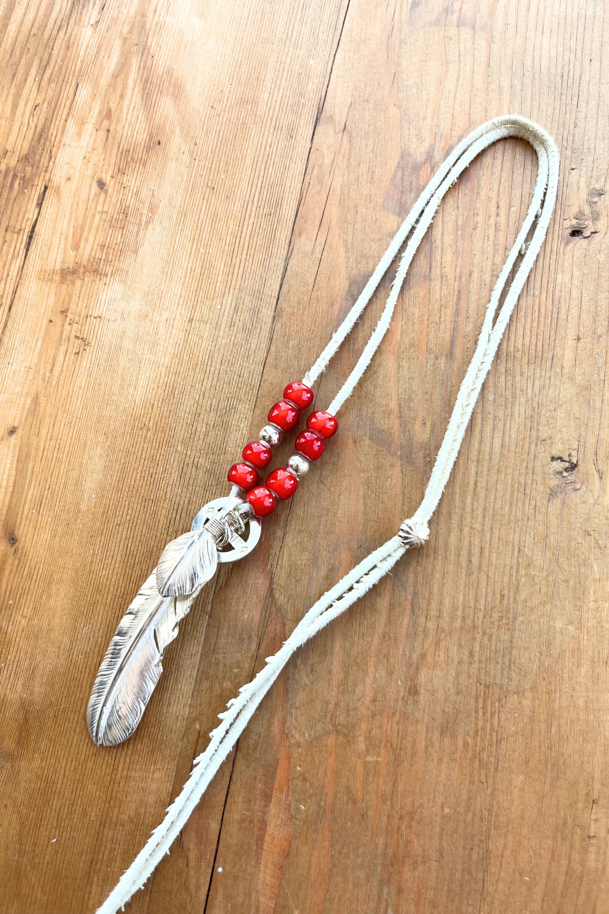 go79 上銀特大フェザー ホワイトハーツ、ビーズ革紐ホイールカスタム