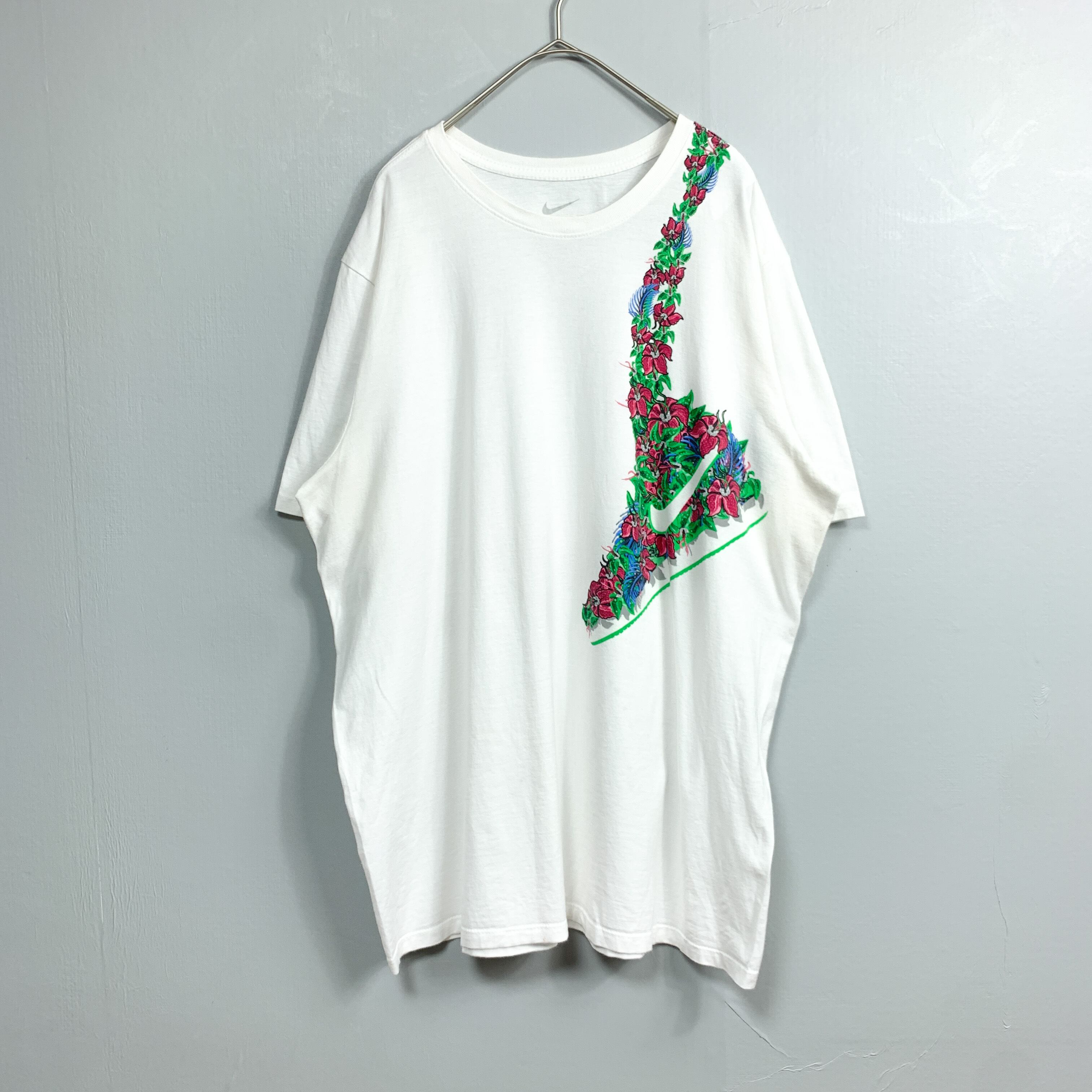 NIKE Tシャツ 花柄 ナイキ スニーカー でかロゴ 古着 輸入古着 半袖