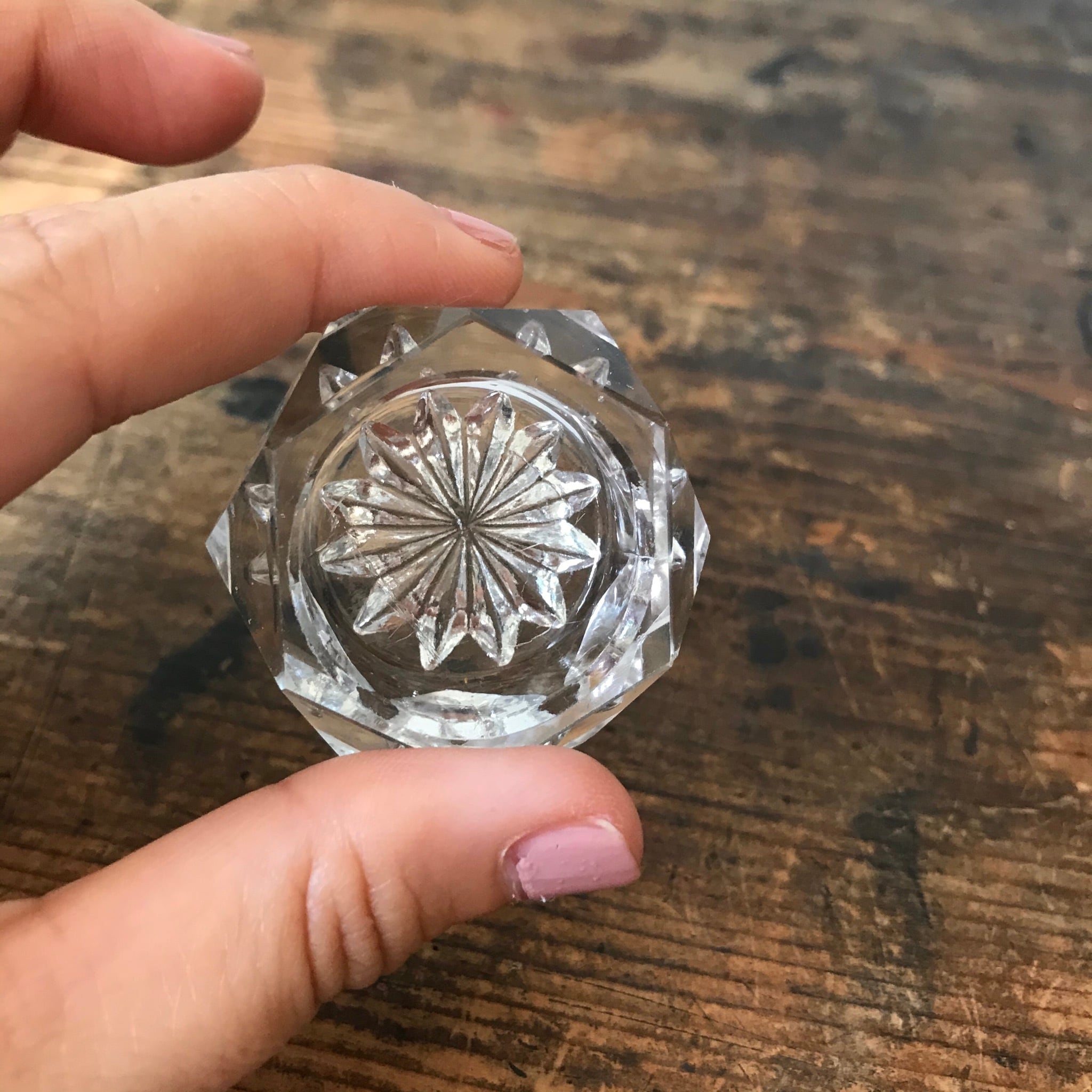 小さな六角形のガラスの器