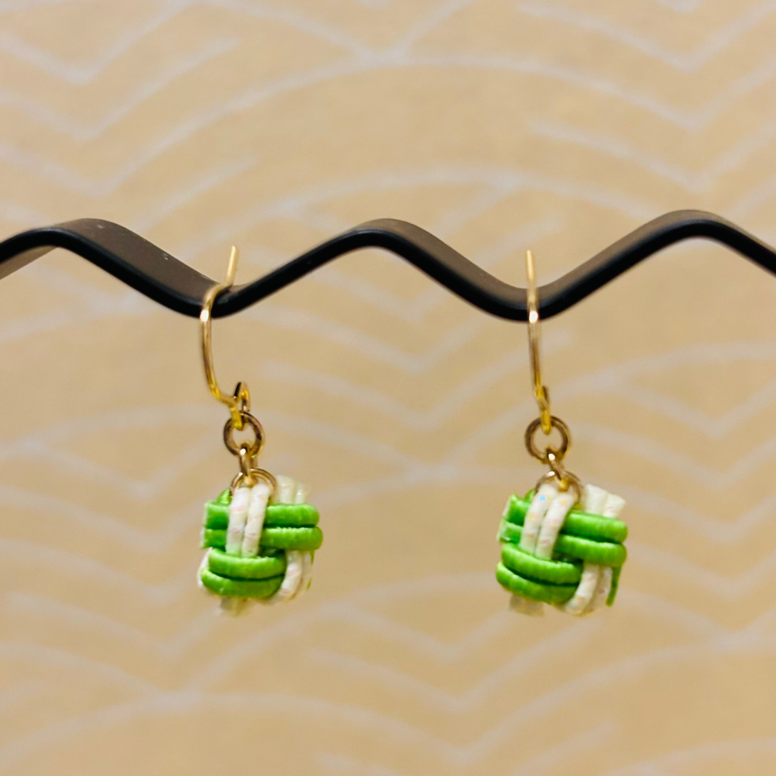 ケオンの茎】ミニ勾玉＆極小ルドラクシャ☆シルバー925ピアス(A
