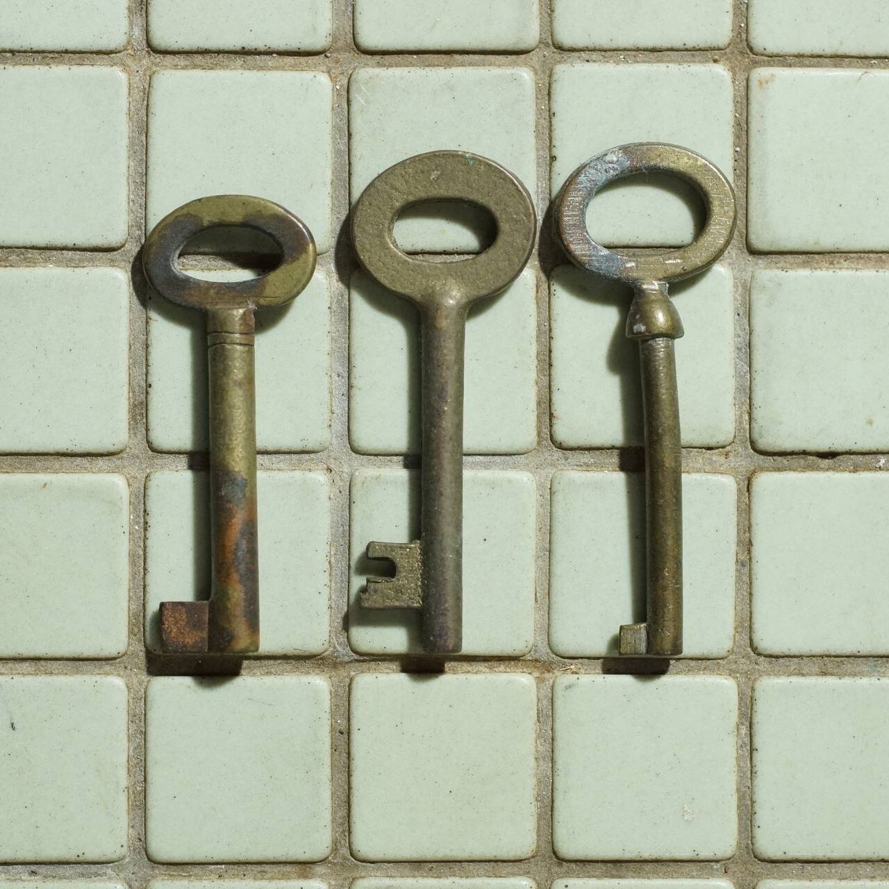 鍵3. 古い鍵 楕円穴 3個 | 一丁目ねこ番地 by D-plus-stock