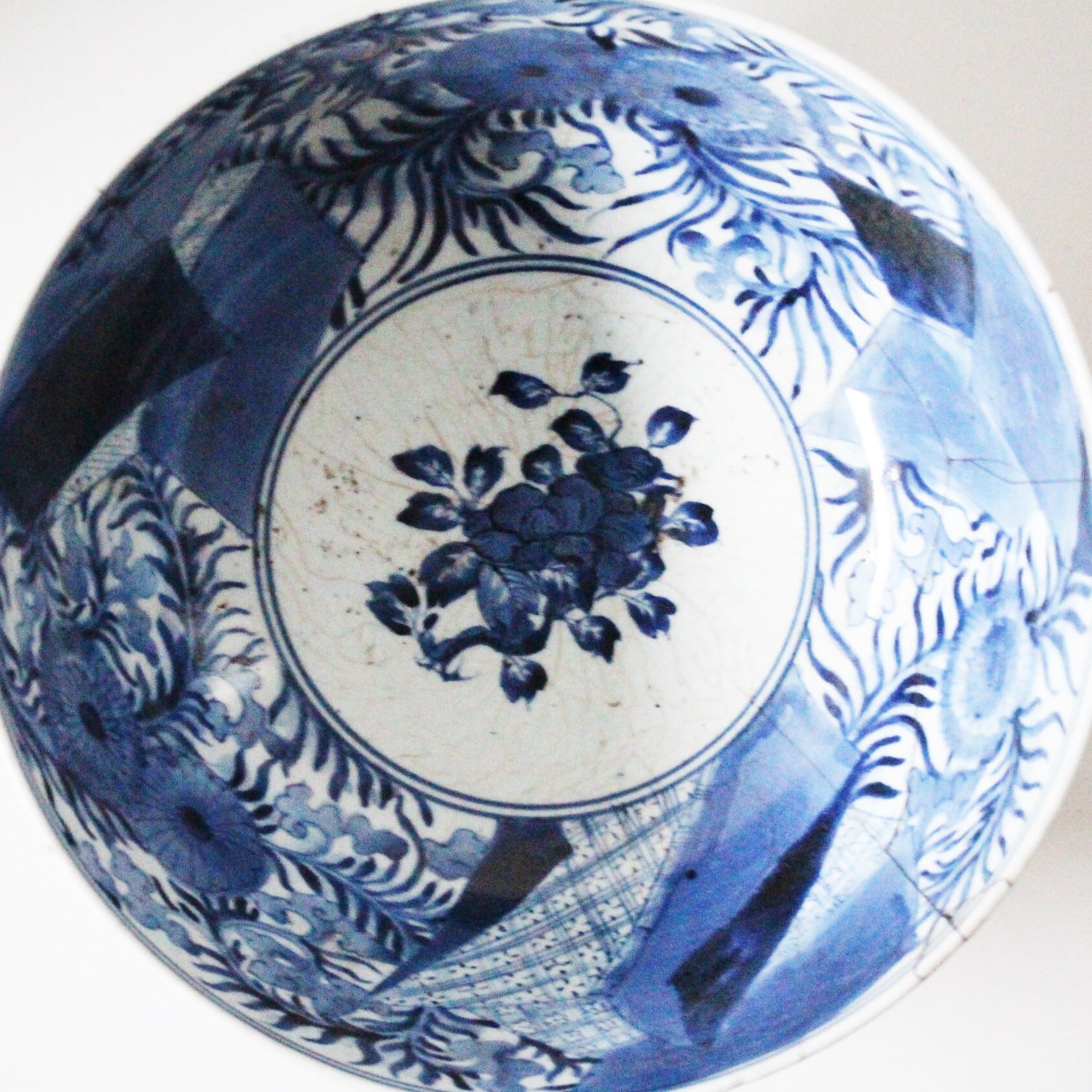 漆継ぎのある古伊万里染付草紙花唐草文大深鉢 dcm　Lacquer Repaired Imari Blue and White Large Bowl  with Design of Japanese Books and Flower Scroll 　17th-18th C