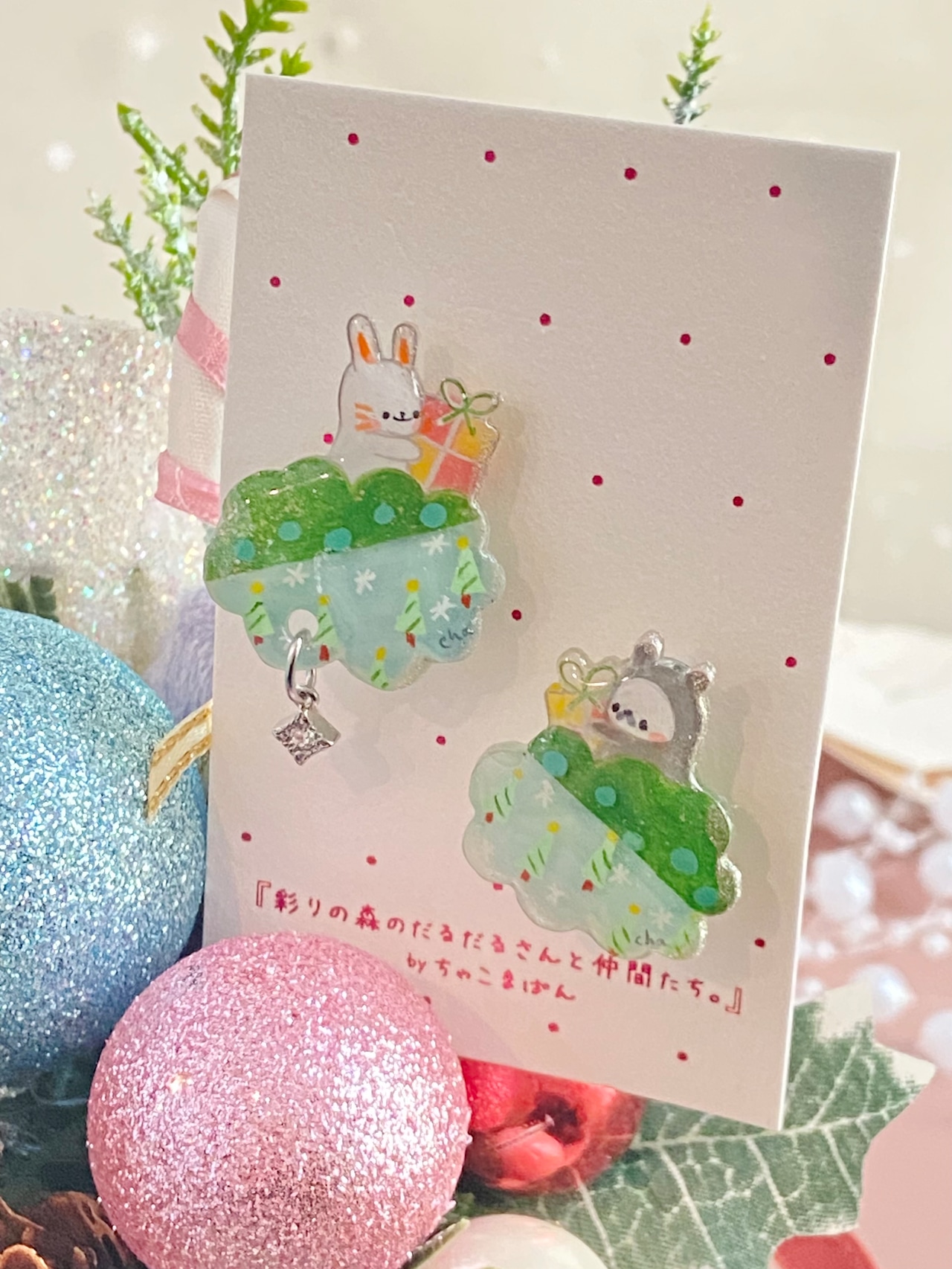 ブローチ『うさぎちゃんとプレゼント交換』グリーン