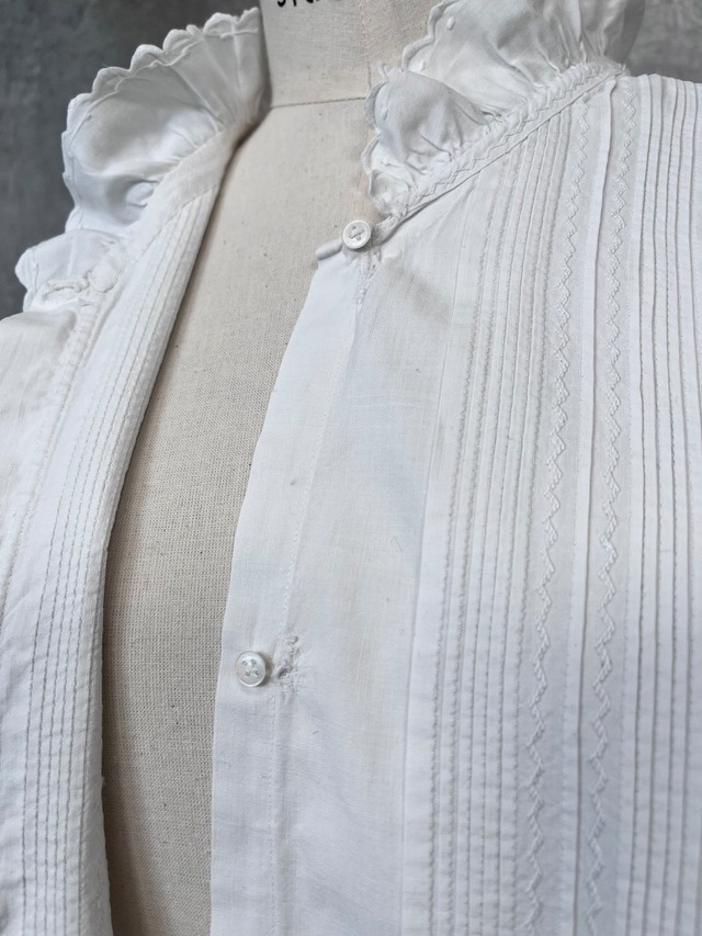 1900年代 フランス シンプルフリルにドット刺繍が愛らしいスタンドカラーのアンティークブラウス