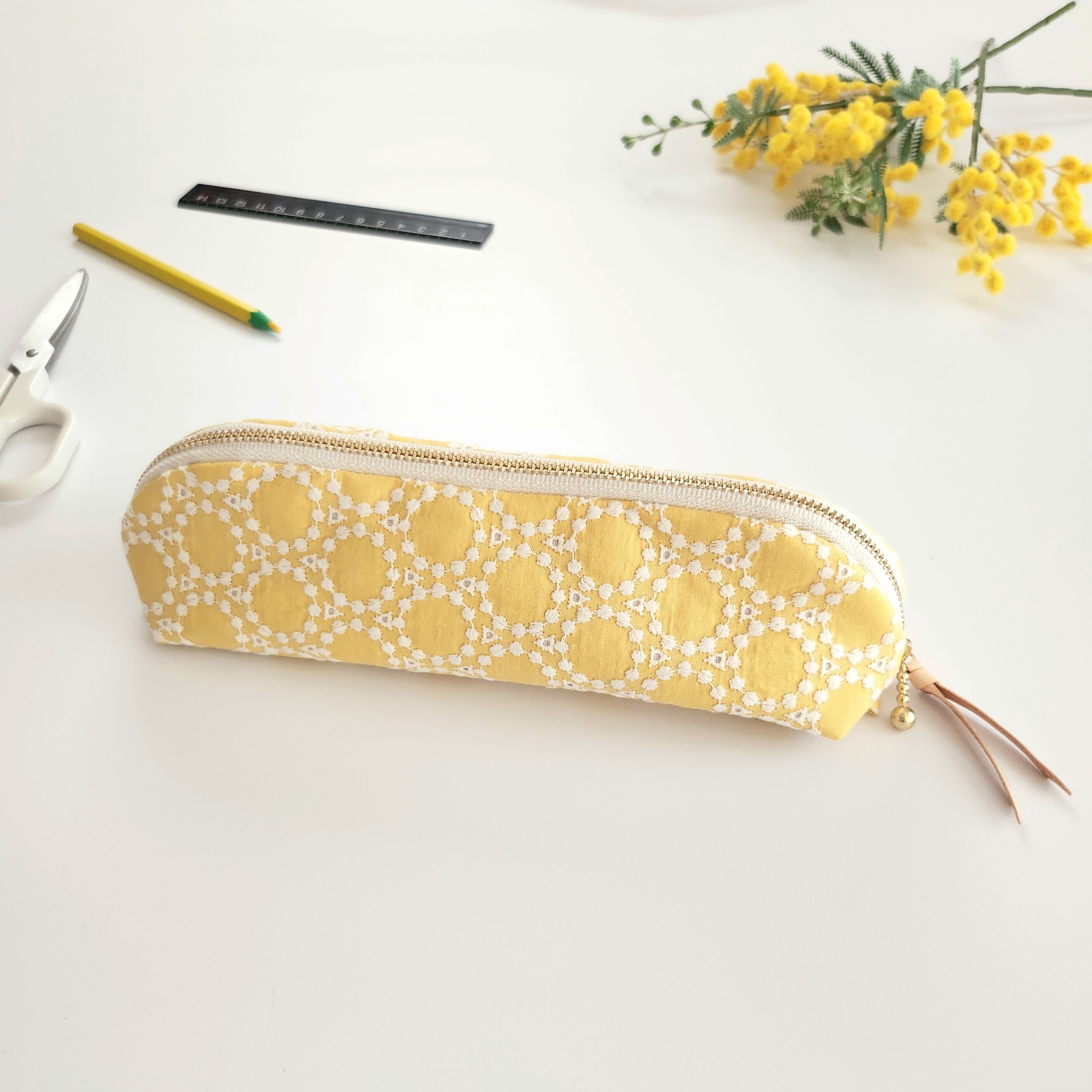 リース刺繍のパカッと開くロングポーチ/ペンケース/メガネケース│ミモザイエロー ギフト ラミネート