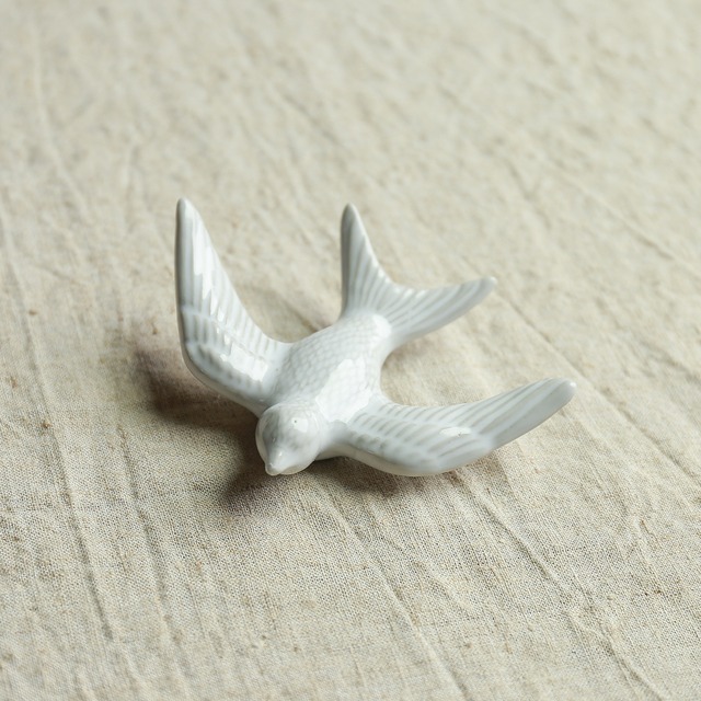 優雅に羽ばたく、ツバメの壁掛け F