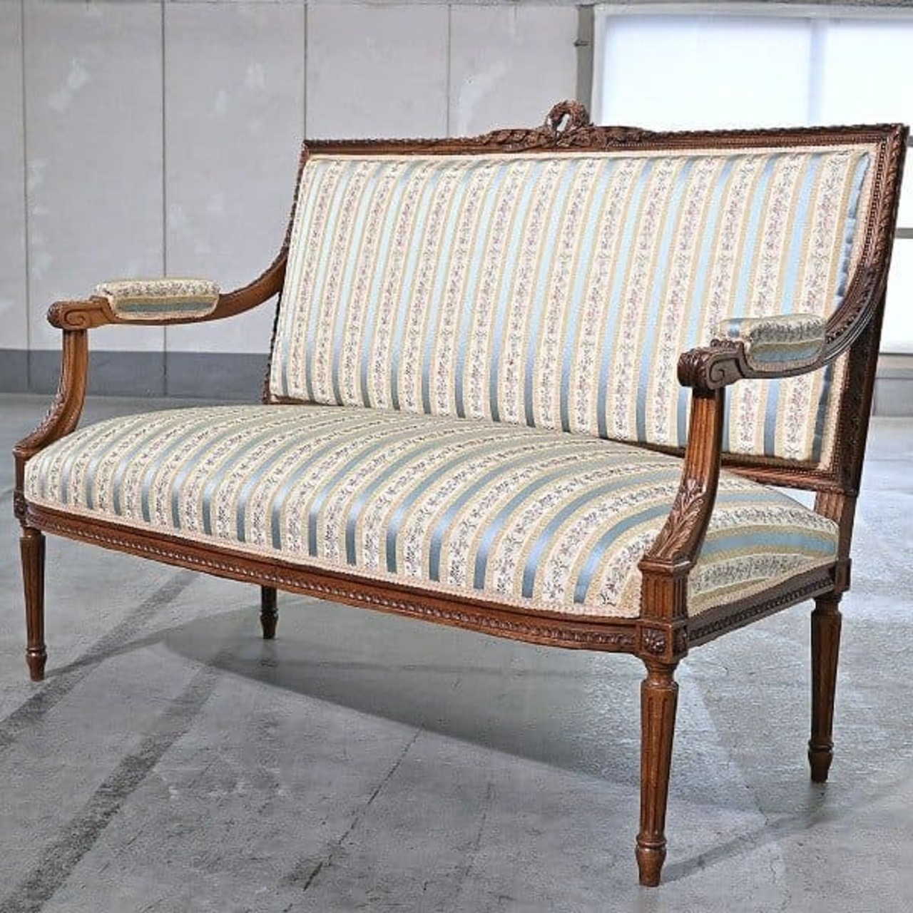 フランスビンテージ ラブソファ 2人掛け ルイ16世様式 彫刻 アーム リビング ダイニング フルーディング アンティーク【 中古家具/中古インテリア/USED家具ユーズド家具/リサイクル】
