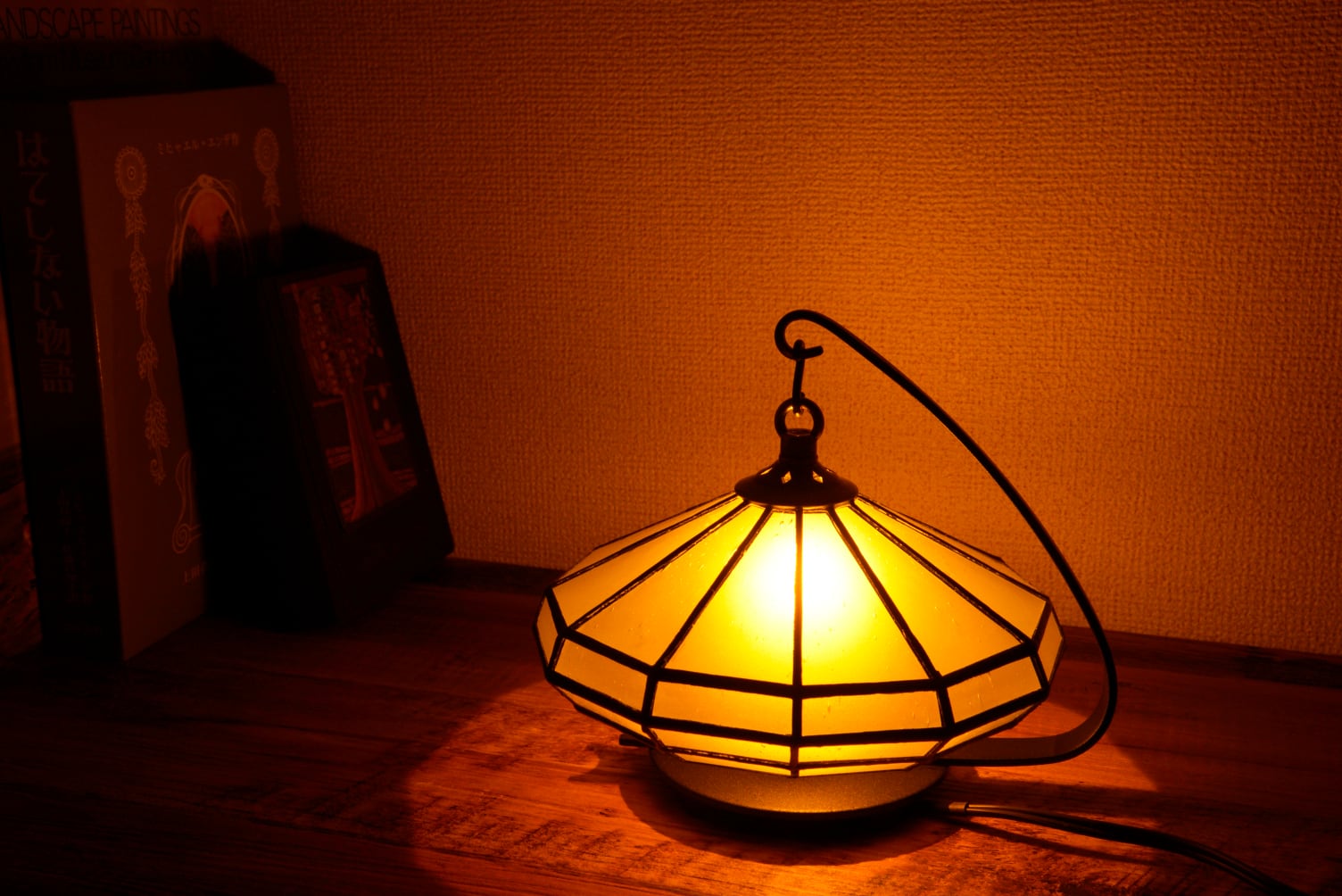 揺れる灯火のステンドグラスランプ「Sinmplex」（YuraGi／アンバー色との組み合わせ） | ゆらぐ・またたく照明と  影を楽しむアイテムたち／ステンドグラス／ランプ／行灯　ひかりとかぜと powered by BASE