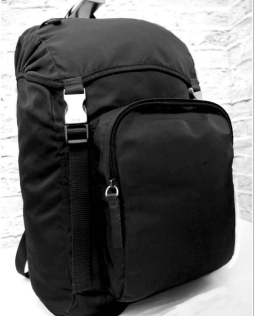 【名作】 PRADA プラダ V135 A4対応 ビジネス可 ユニセックス 男女可 ナイロン バックパック リュックサック ロックサック デイパック 黒