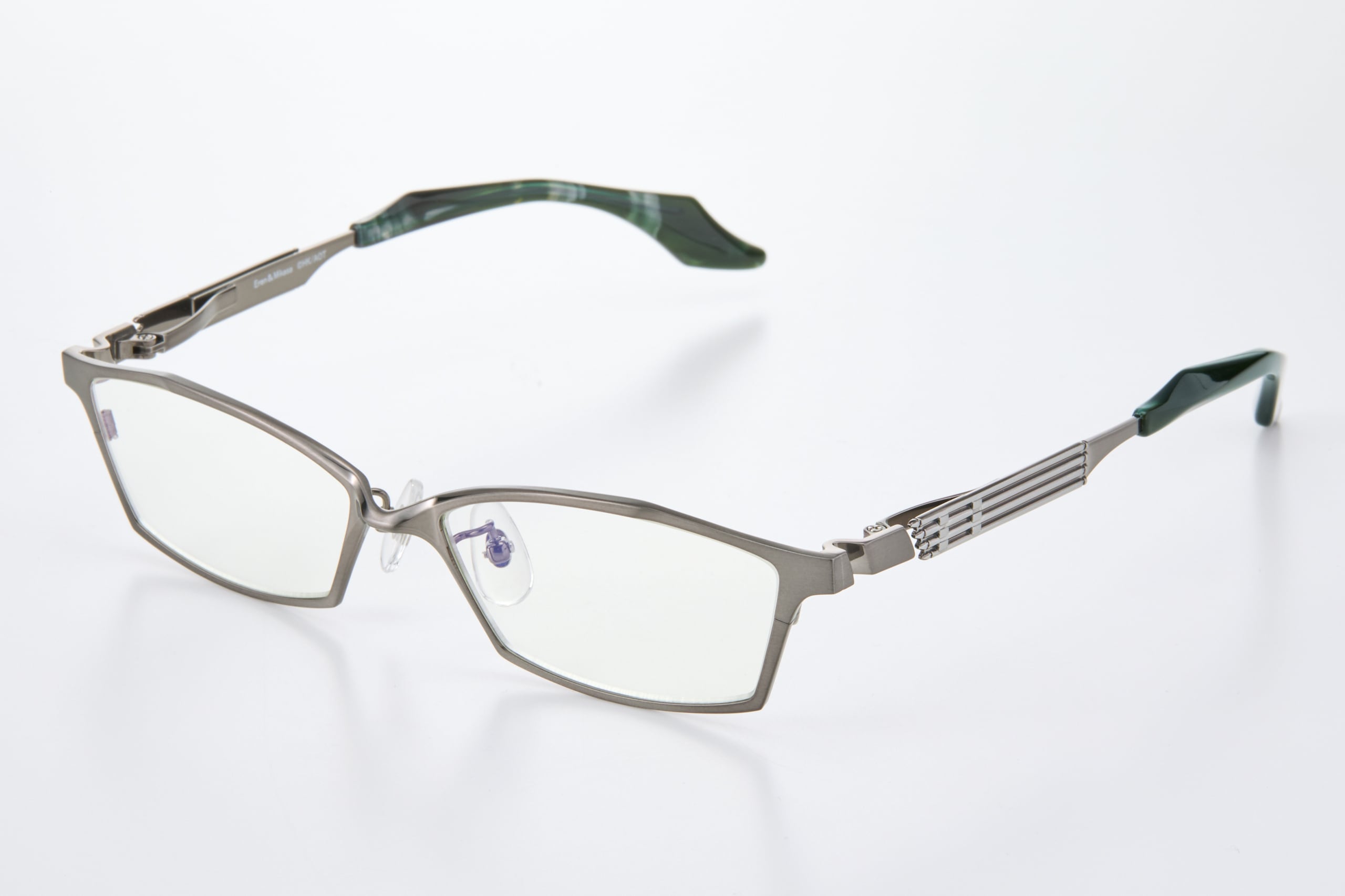 進撃の巨人 公式 // エレン・ミカサ メガネ | メガネのイタガキ