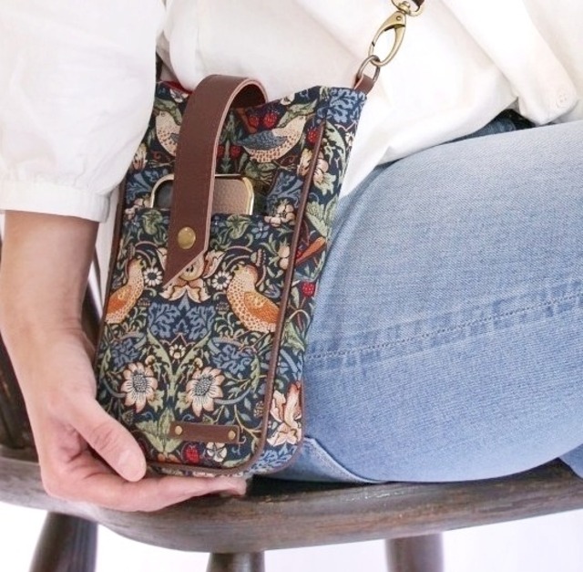 スマホだけじゃ足りない人へ　ミニショルダー　ショルダーバッグ　縦型　スマホポーチ　スマホショルダー　お出かけ　お迎え　仕事用　仕事バッグ　旅行　トラベル　いちご泥棒