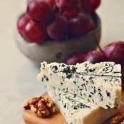 フランス伝統 ロックフォール AOP 100g ラ レゼルヴ デ クレミエ グラスフェッド羊乳 贅沢で奥深い味わいの熟成ブルーチーズ Traditional French Roquefort AOP – Grassfed Sheep’s Milk Luxurious and Profoundly Aged Blue Cheese 100g