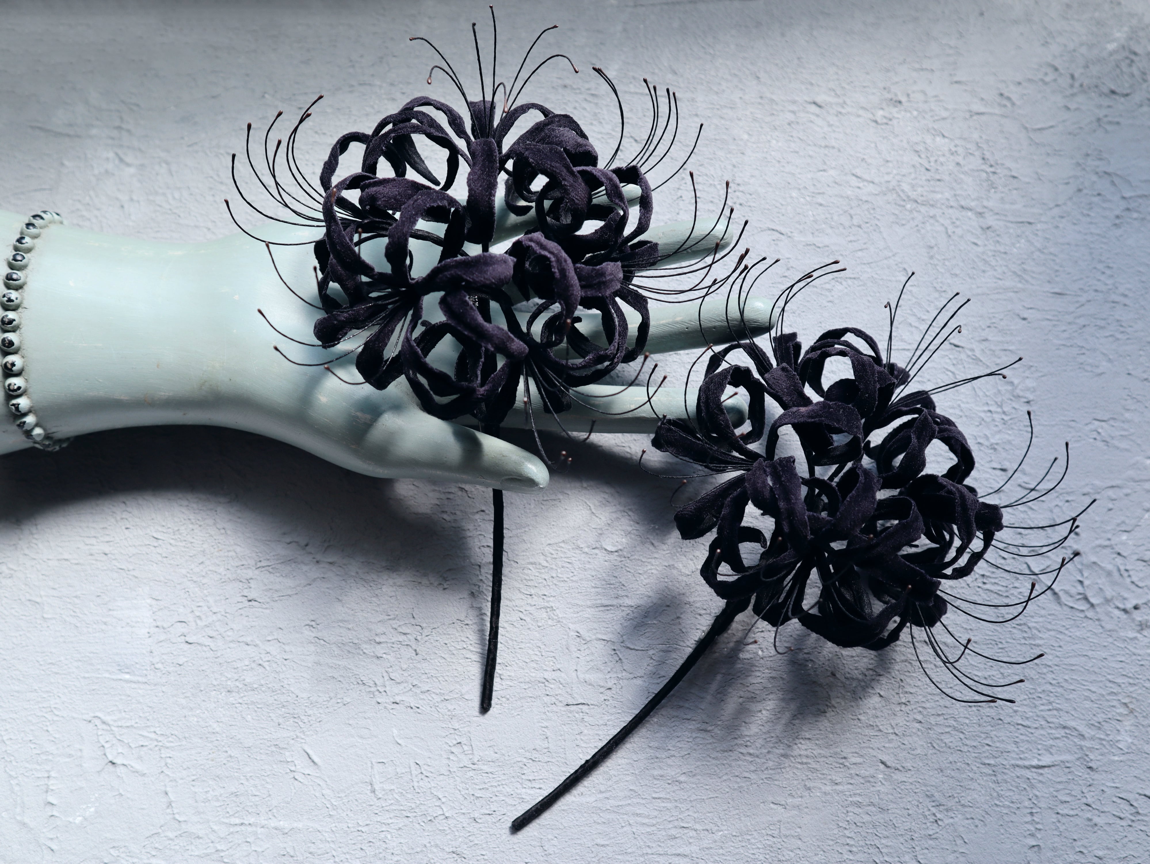 黒彼岸花” コサージュ | Swirling Black Lilies