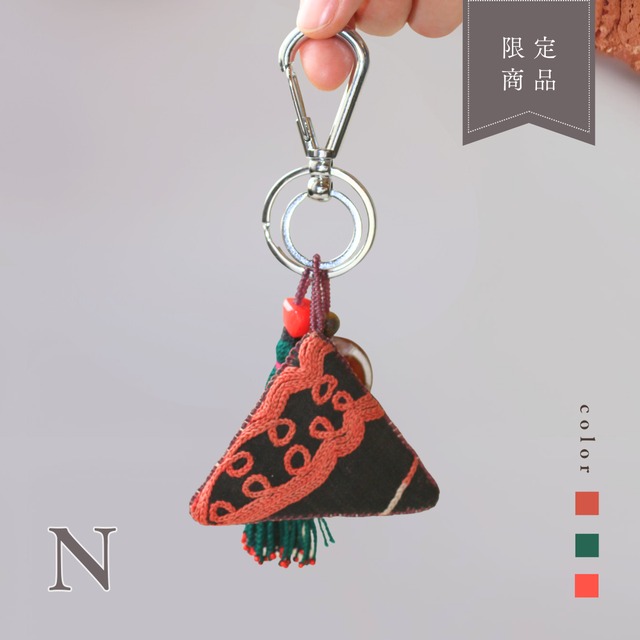 【トゥマール・キーホルダー】 キルギスのお守り　ヴィンテージ　手刺繍トゥマール　〈常花〉ピンク・グリーン