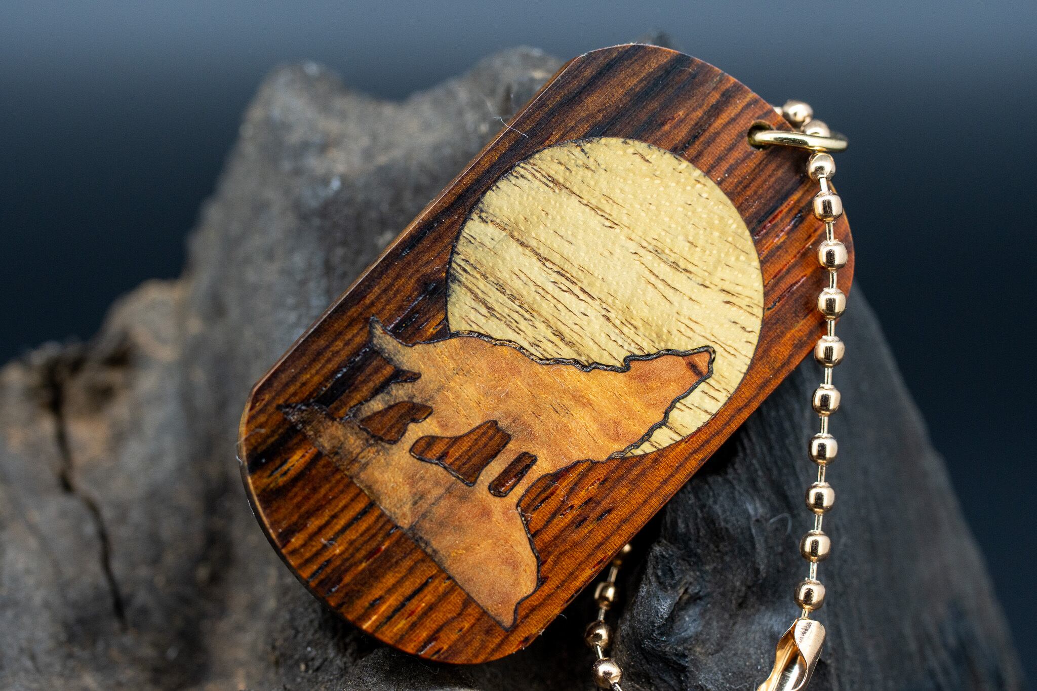 ※【 エスニックなローズウッド 】ココボロ ドッグタグ 象嵌 月と狼