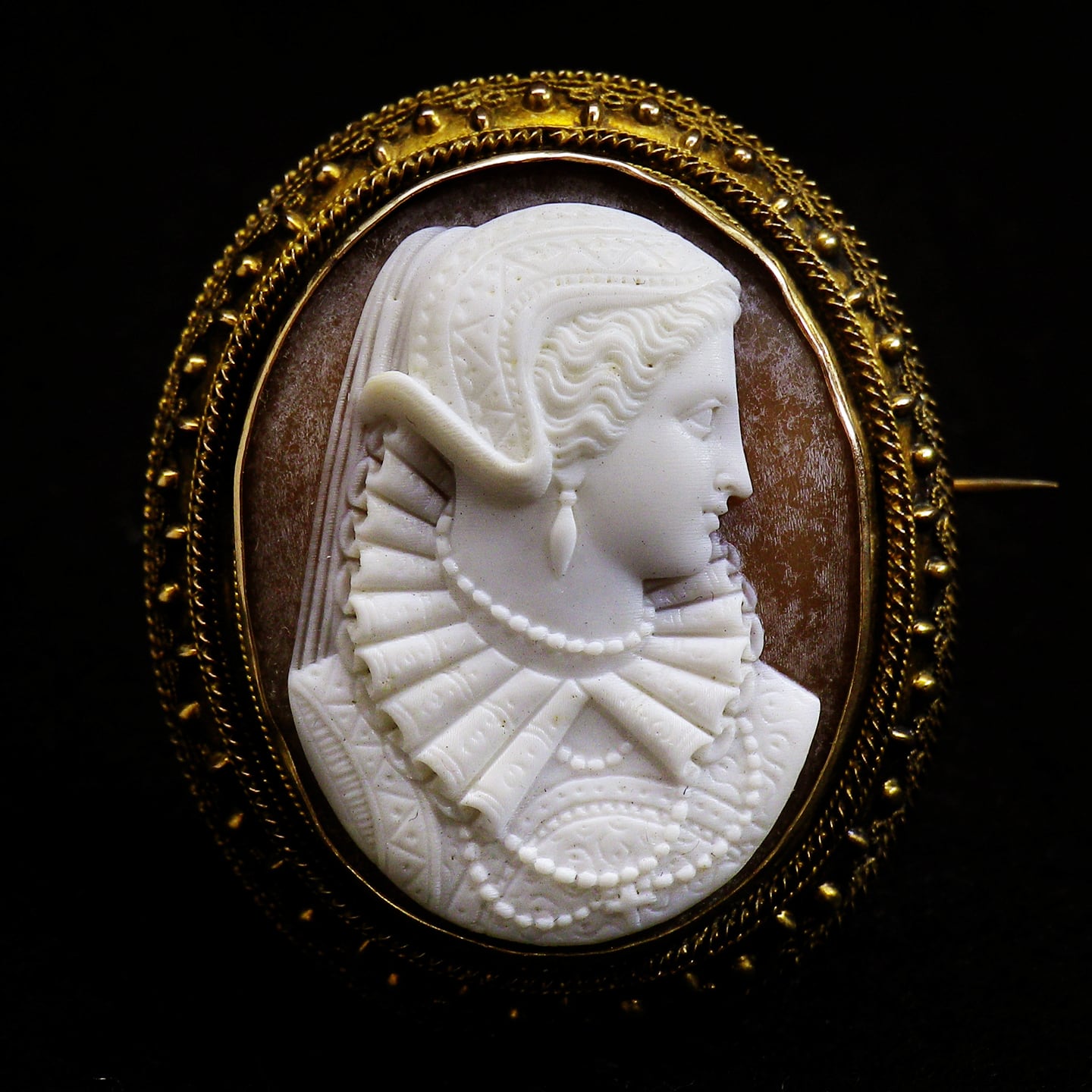 アンティーク(推定19世紀末頃)エトルスカン金細工枠 ”クイーン・オブ・スコッツ”