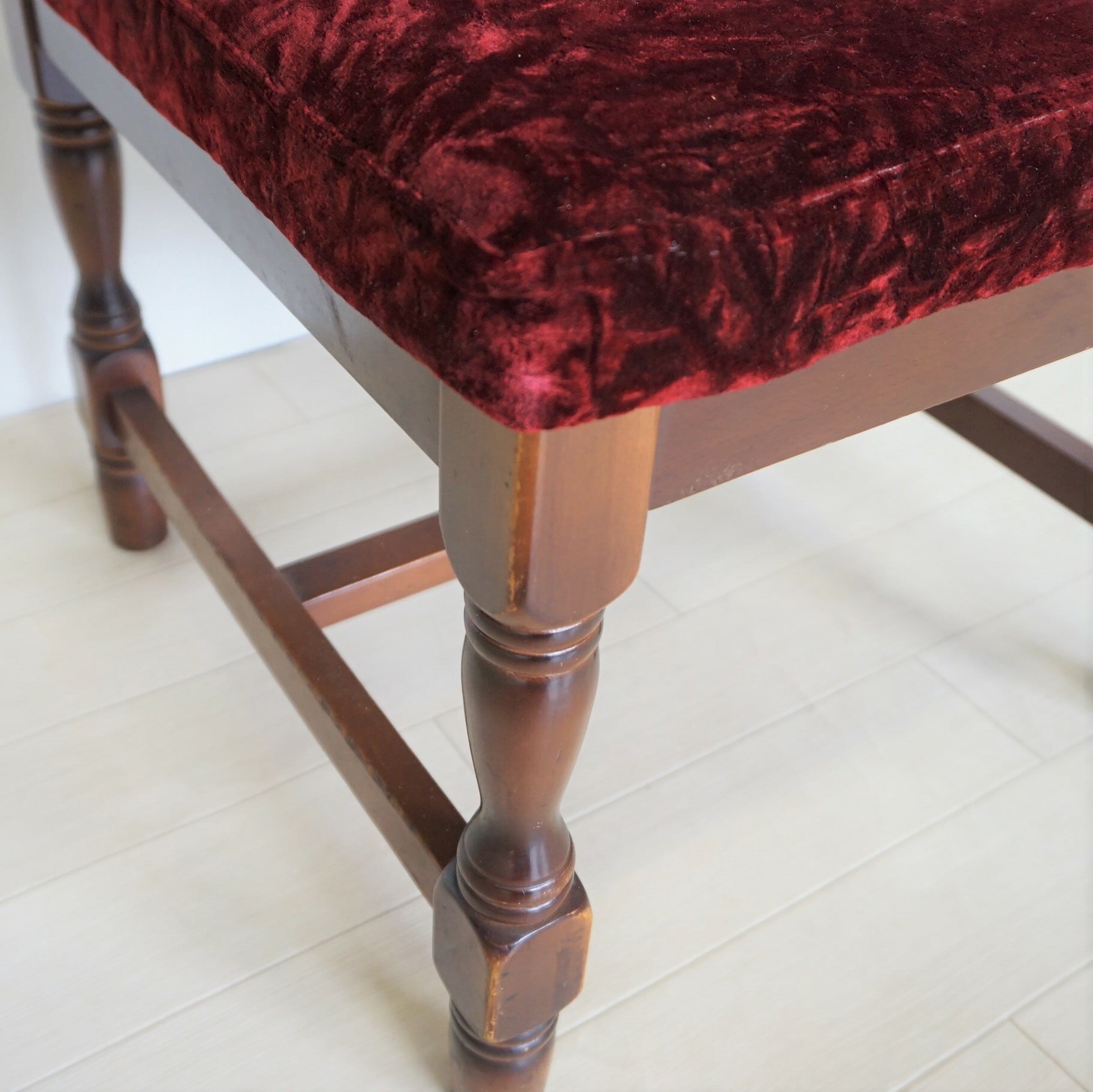 鋲打ちのワインレッドの椅子 | 純喫茶家具の村田商會