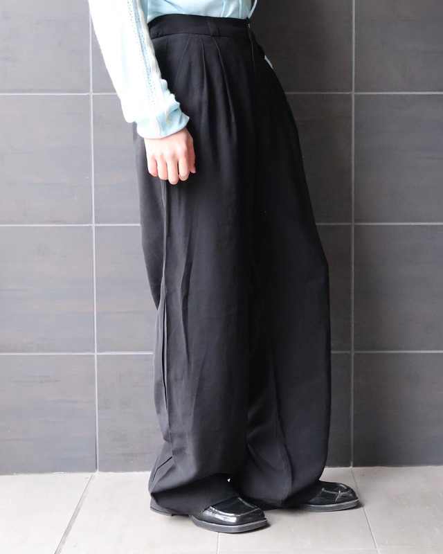drape pocket detail tuck pants