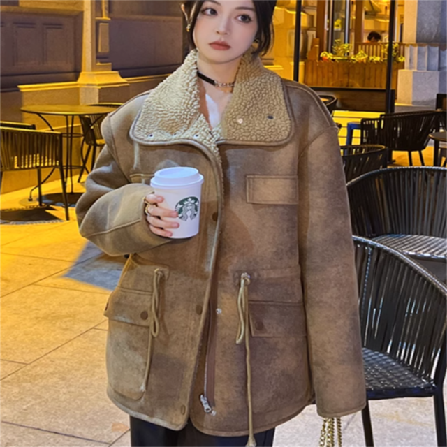 【送料無料】 アウター 2色 色 ジャケット 羽織り レザージャケット ショート 袖あり 長袖 Vネック フレア Aライン ポケット ボア リバーシブル 薄手生地 裏起毛 かわいい 大人可愛い 綺麗 シンプル カジュアル 大人 おしゃれ お洒落 大人女子 こなれ感 コンサバ 定番アイテム 体型カバー ふわふわ 無地 冬 30代 40代 レディース 女性用 ママ ママ服 デート お出かけ 女子会 お呼ばれ お茶会 授業参観 休日 アウトドア 着回し 普段使い ファッション   垢抜け ブラック ブラウン