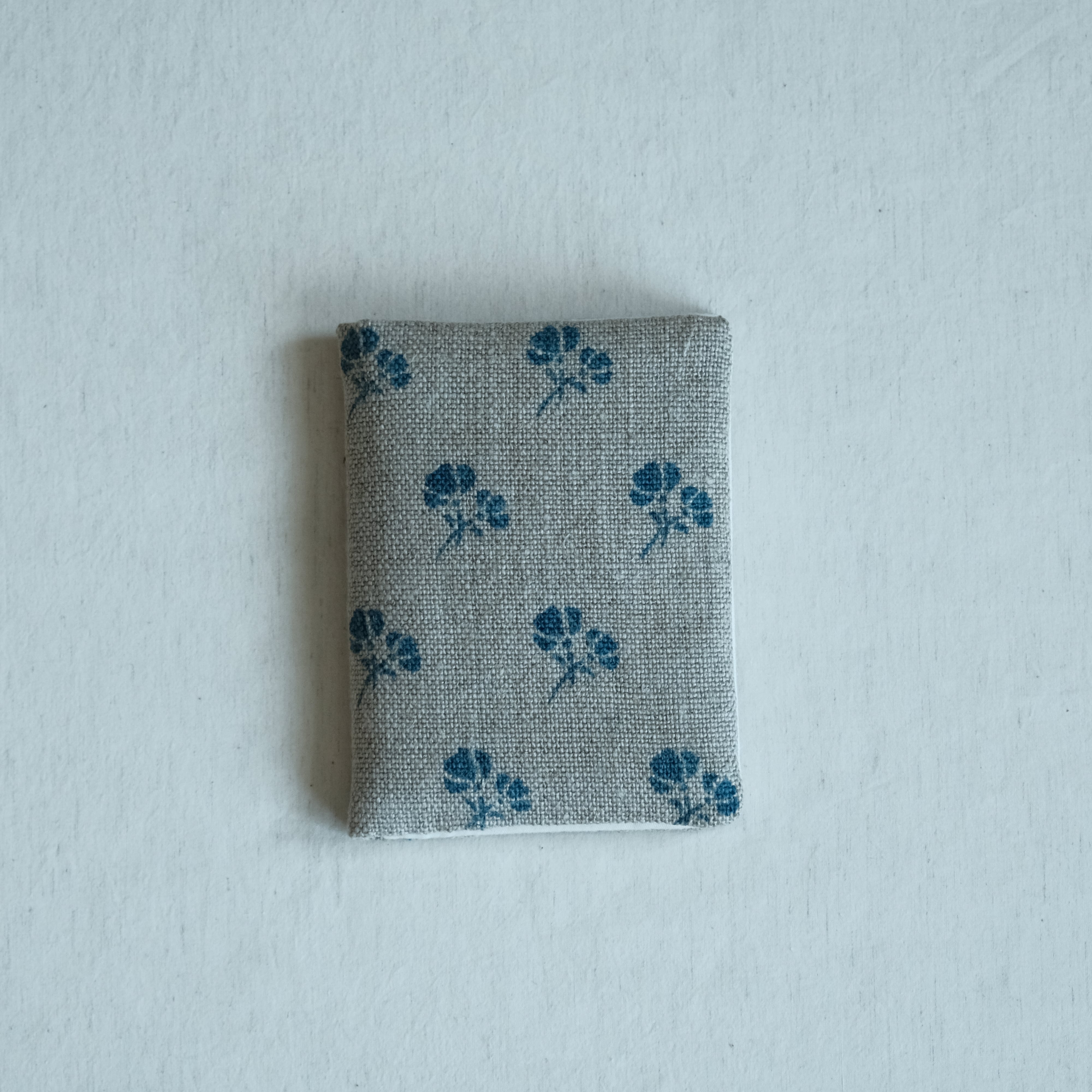 〈 藍型染め 〉花柄リネンのポーチ キナリ