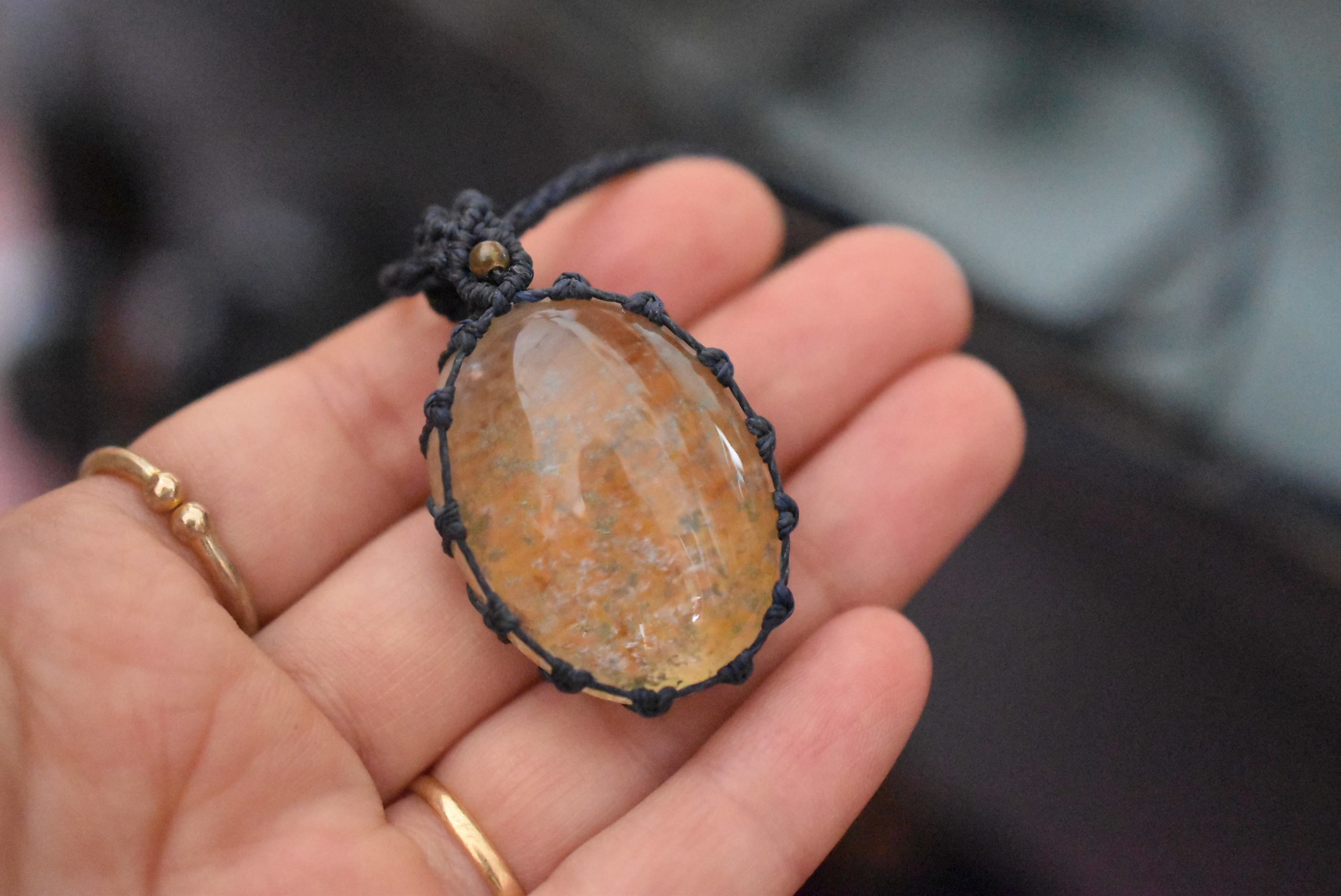 緑の粉雪と水晶★ガーデンクォーツ マクラメペンダント