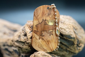 【日本が誇る銘木】杉 油杢 ドッグタグ 象嵌 カエルの王様