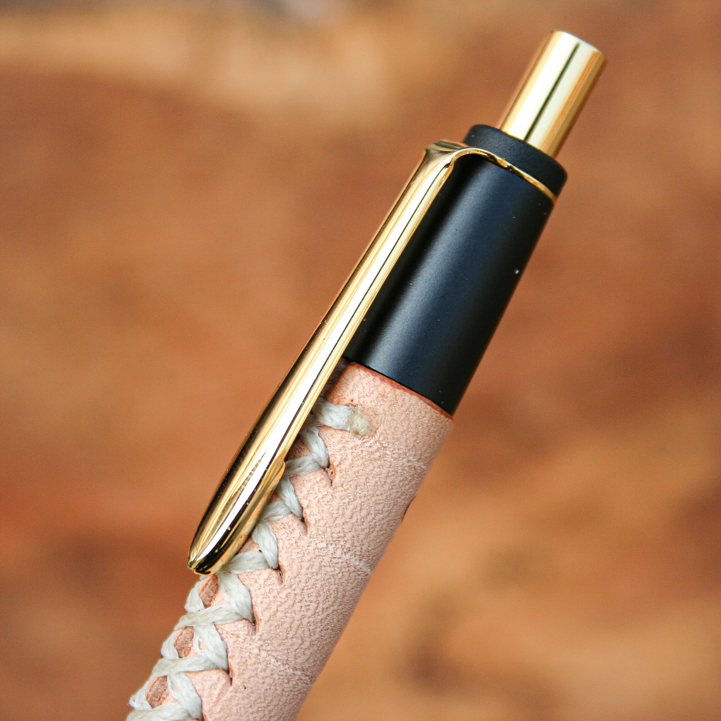 ☆不定期販売☆ 革軸ペン 【特上ヌメ革節目模様 ナチュラル】 | Schicksal