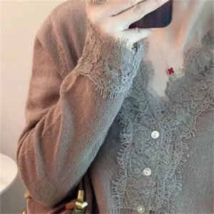 【送料無料】 トップス 3色 セーター 萌え袖 袖あり 長袖 プルオーバー Vネック Aライン フレア ロング丈 レース ボタン ニット 薄手生地 かわいい 大人可愛い 大人女子 こなれ感 シンプル カジュアル 大人 上品 おしゃれ お洒落 ラフ コンサバ エレガント フェミニン 無地 春 20代 30代 40代 レディース 女性 デート お出かけ お茶会 女子会 休日 授業参観 着回し プチプライス カラバリ デイリーユース 普段使い オルチャン 韓国系 ファッション 定番アイテム 着痩せ インスタ映え