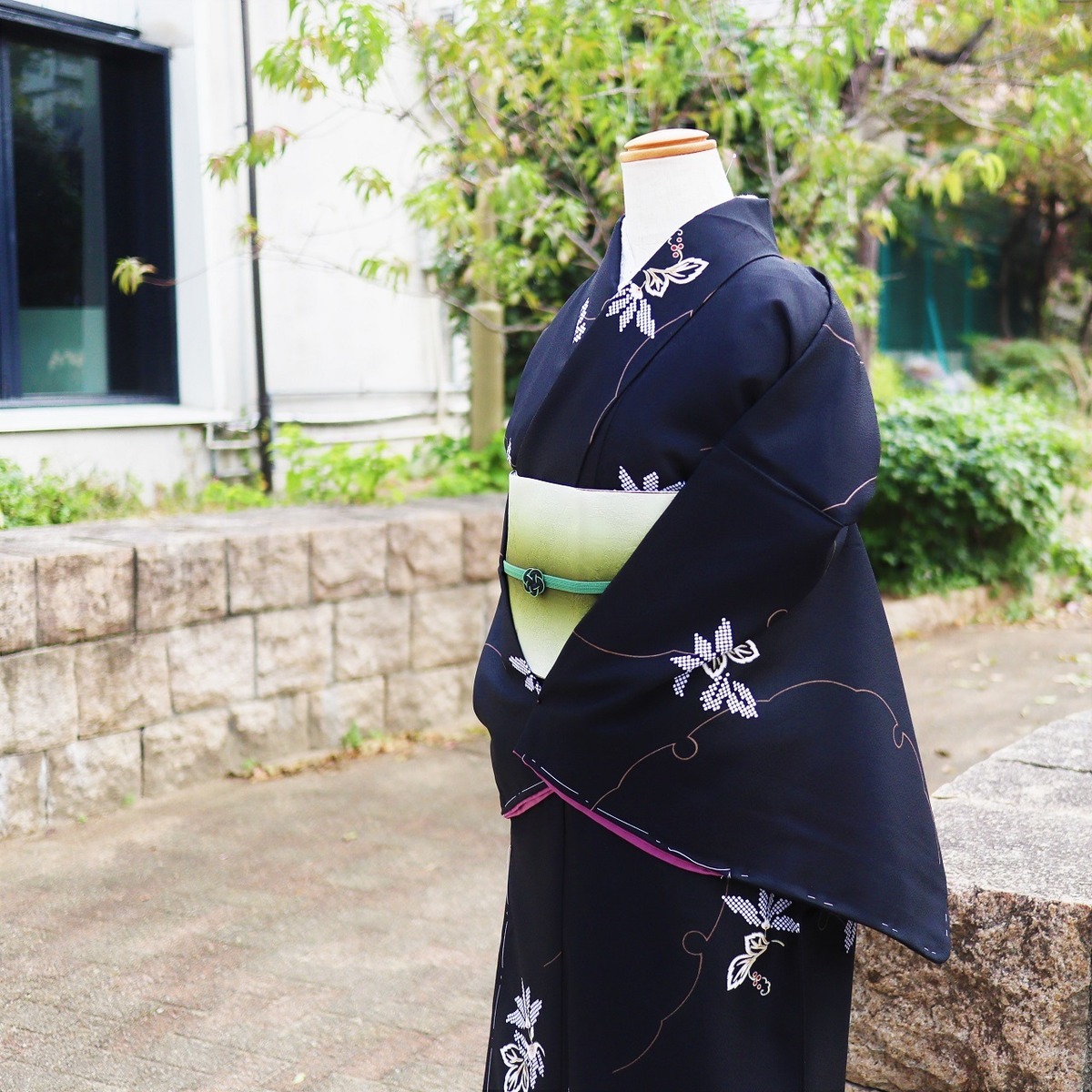 着物】【袷着物】【お仕立て上がり】 雪輪と草花文様 黒色 | 静京 