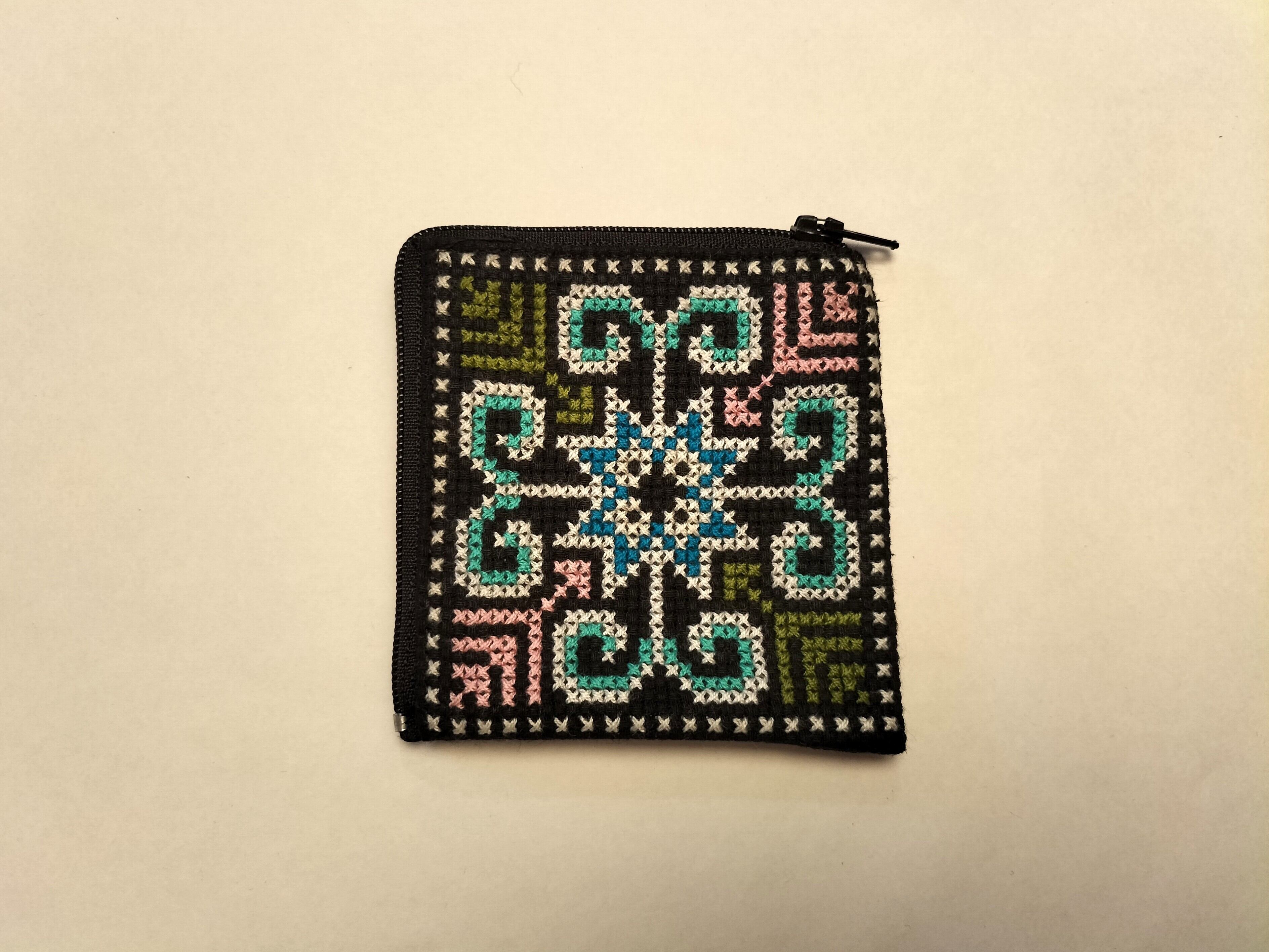織物の国 ラオス黒モン族のハンドメイドクロスステッチ刺繍のクッションカバー 3f0b3787bb5773fa68dd2a4a505369