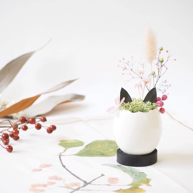 花の猫型盆栽「タマゴノコネコ」（可愛らしいピンク・紅）