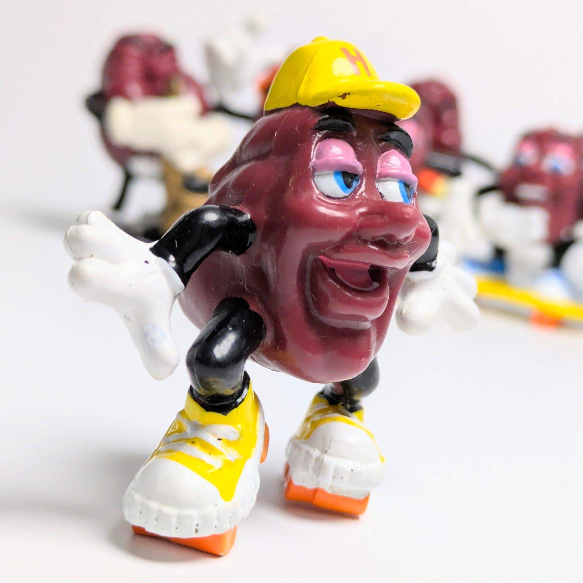 ☆ VINTAGE 1988 ☆ 【California Raisins（カリフォルニアレーズン）】『 Rollin' Roll / ローラースケート 』  PVC フィギュア ビンテージトイ 〚アメリカン雑貨 アメトイ〛