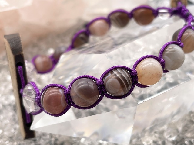 編みブレスレット（ボーン【オンマニ】・水晶【ヒランヤ】・ボツワナ瑪瑙・スパイラル水晶（左））