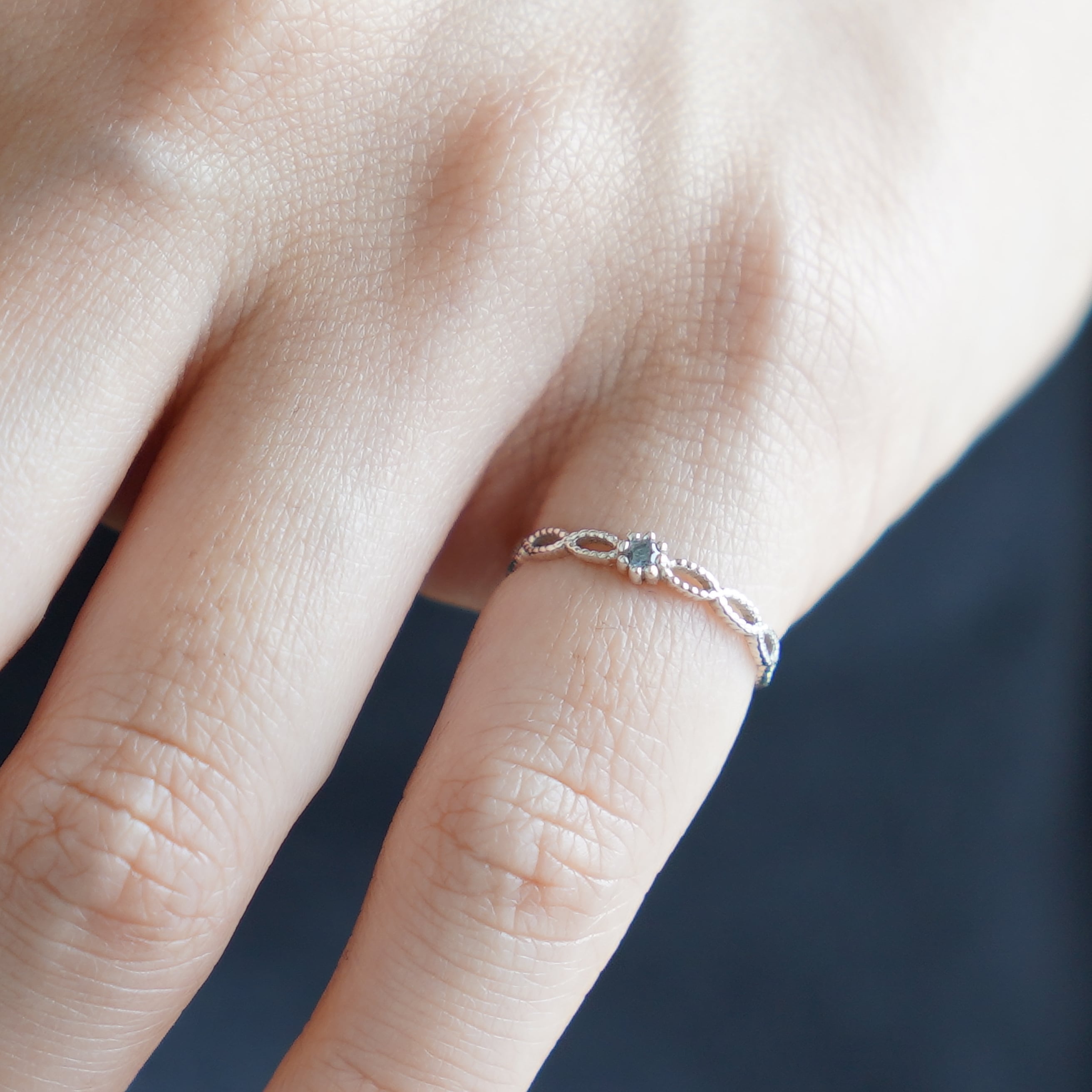 11月誕生石】小粒ミスティックトパーズのミル打ちピンキーリング