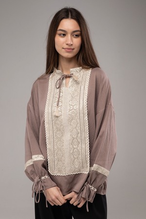 ウクライナ刺繍ヴィシヴァンカ　シルク手刺繍　麻　レディース・フリーサイズ