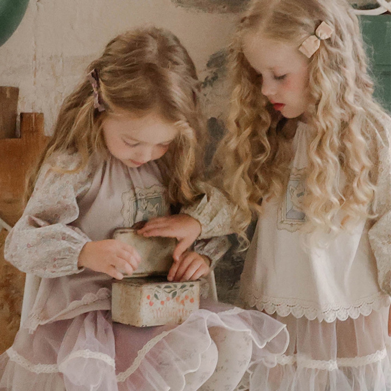 秋花柄袖レース裾ブラウス