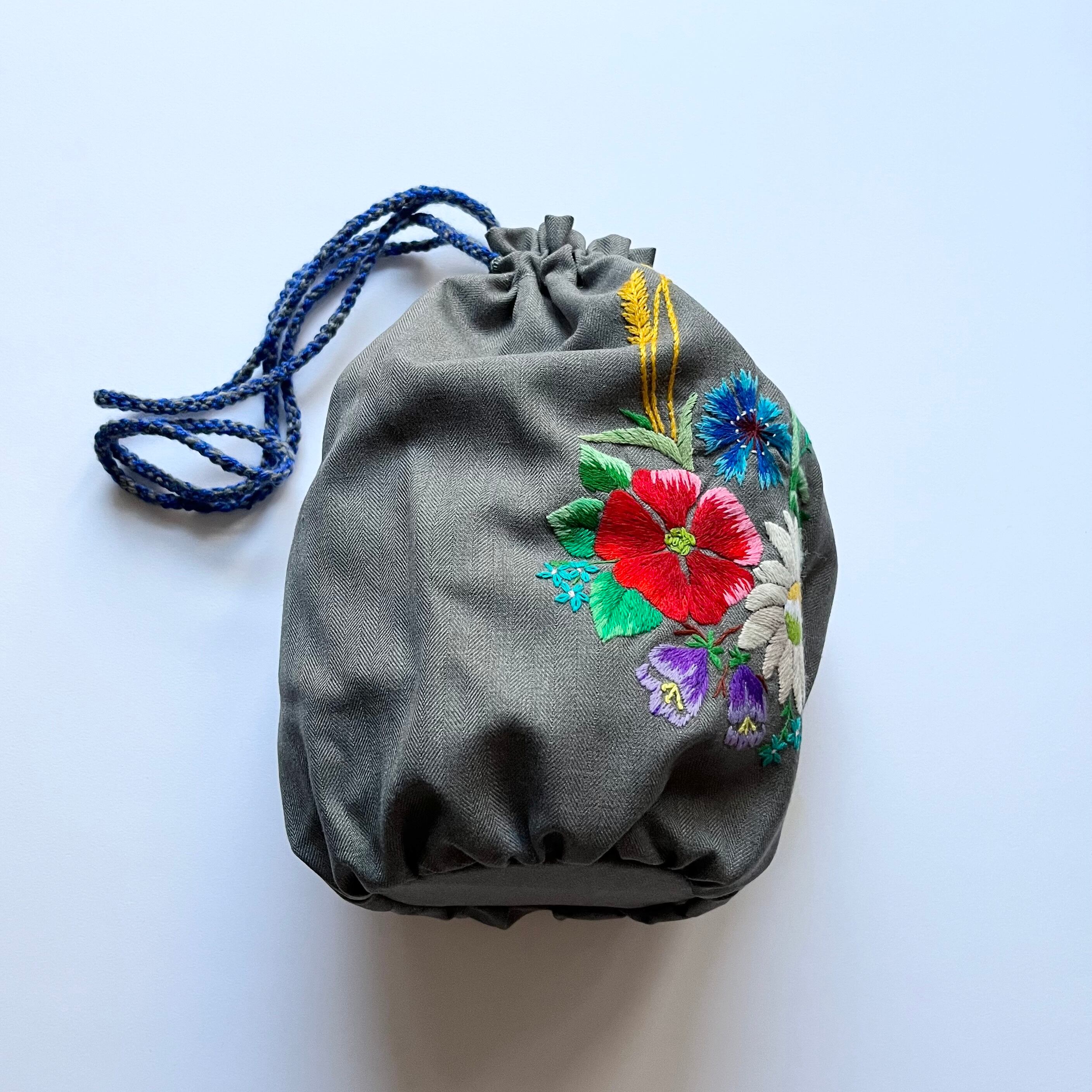 エストニアの伝統刺繍巾着バッグ(ムフ刺繍）