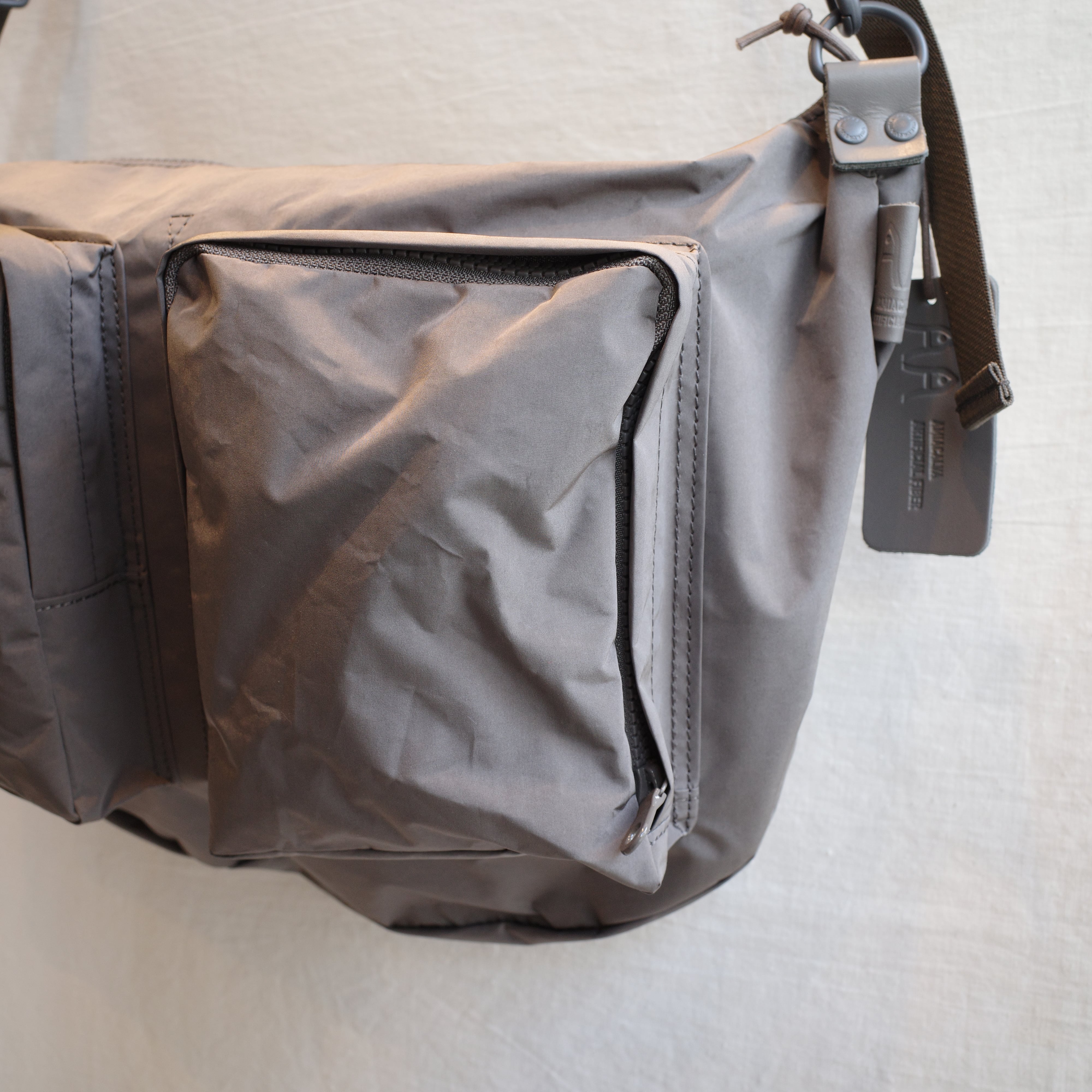 再入荷AMIACALVA(アミアカルヴァ)Spilit Yarn Body bag grey-(F-009