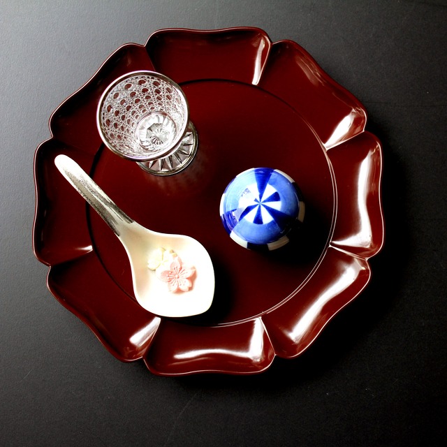 輪花盛器　溜＆古代朱