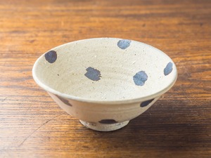 5寸飯茶碗 白地に茶ドット柄（茶碗・小丼）／西川真衣