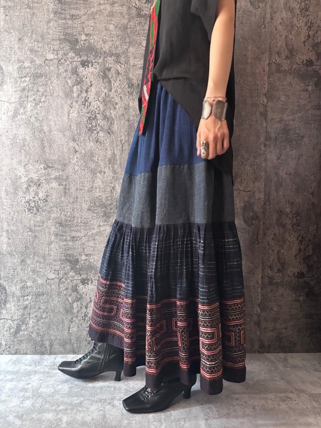 モン族スカート 102 ロング 裾ボリューム 贅沢に巻きスカート1枚使用 藍染布 手刺繍　bamiオリジナルパターン
