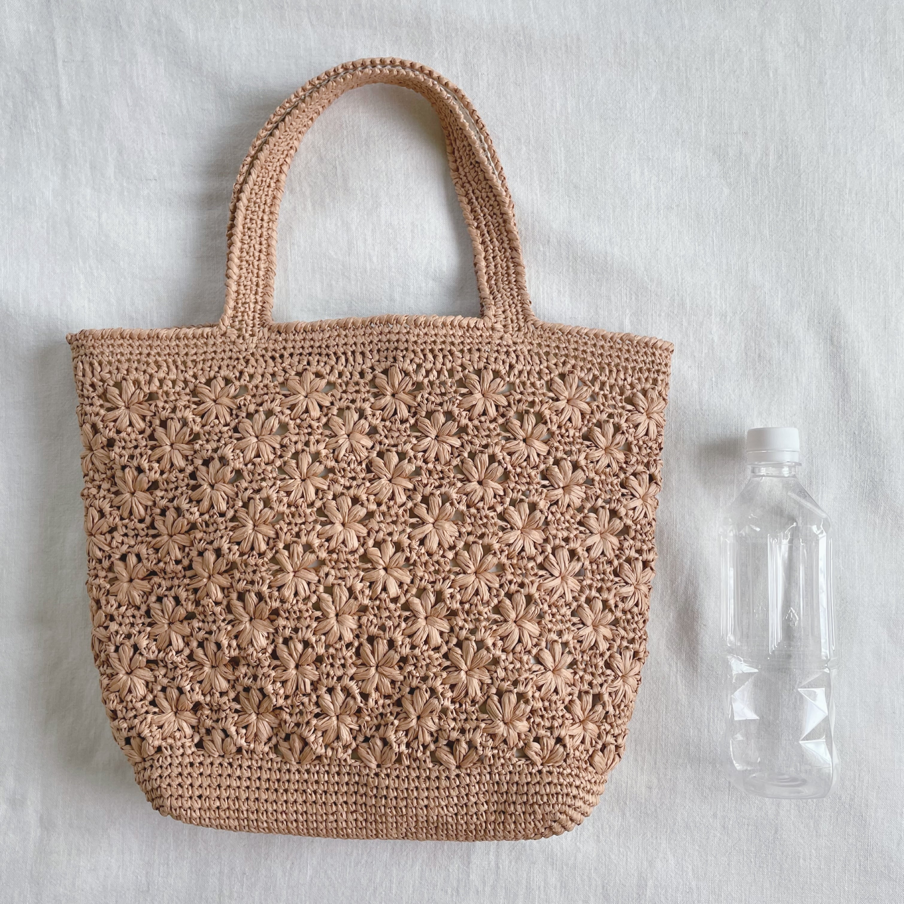 花模様編みのトートバッグ ストローカラー 〈持ち手短め〉 かごバッグ