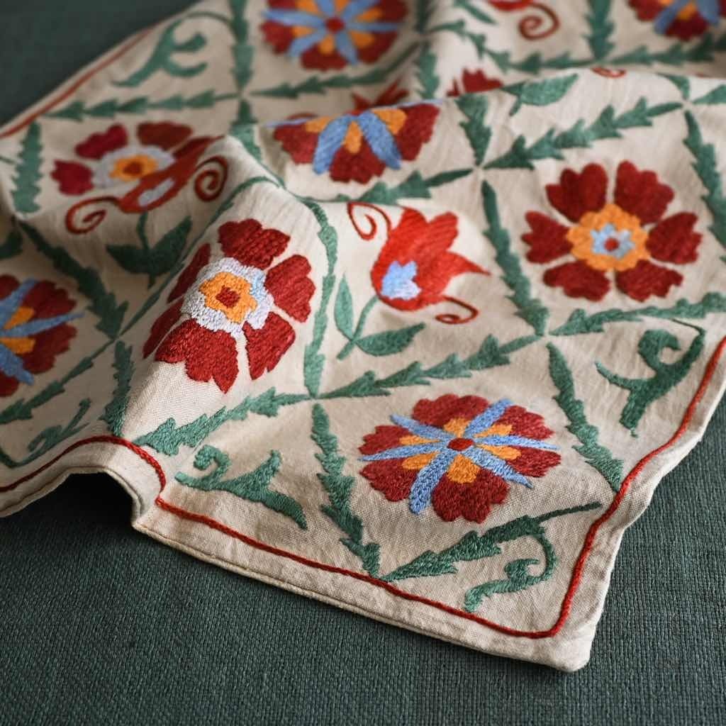 ウズベキスタンからの贈り物 ］スザニ刺繍 ピローカバー｜花柄 壁掛け