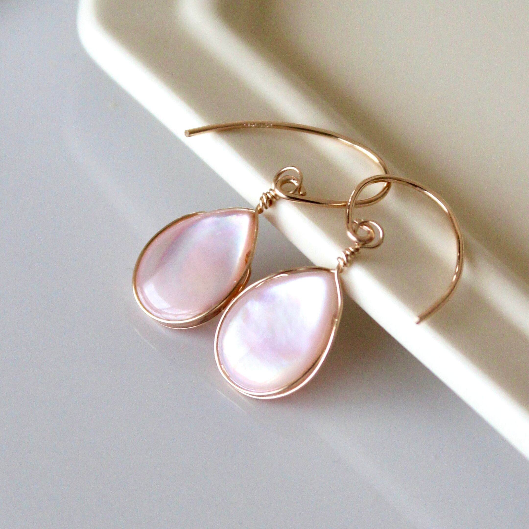 桜色 ピンクシェルの桜ひとひらピアス / イヤリング | Cocofii